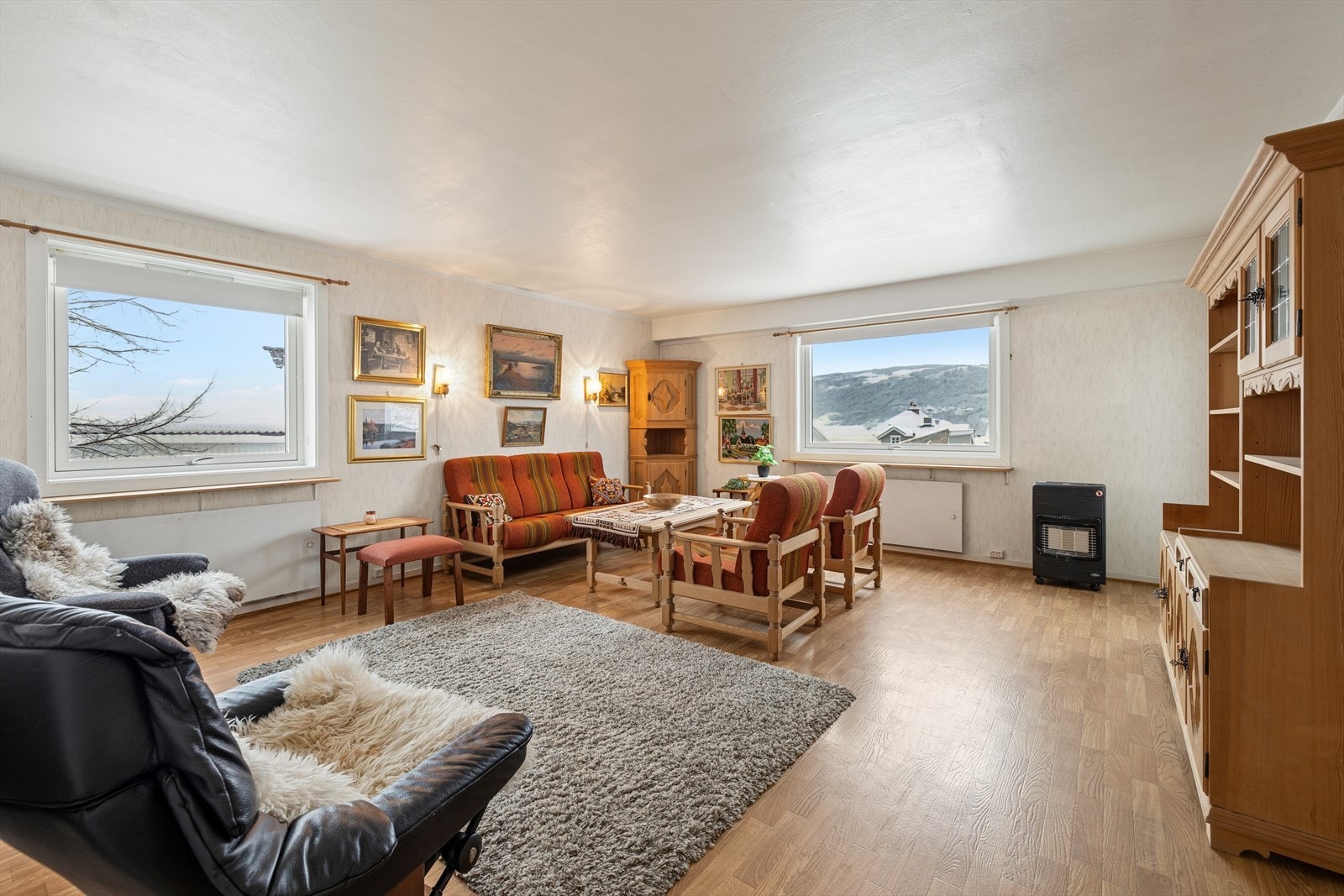 Lys og romslig stue med vindusflater som slipper inn mye naturlig lys. Galleribilde