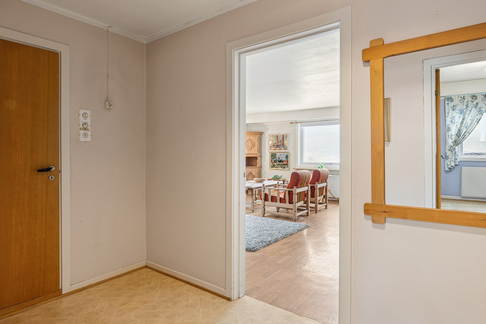 Innenfor hoveddøren gir entreen et godt førsteinntrykk, og som får deg til å følge deg hjemme fra første stund. Galleribilde