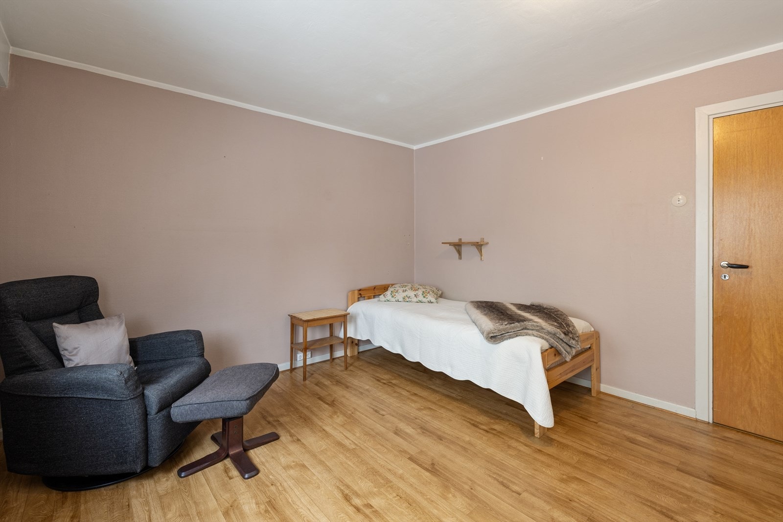 Lyst soverom for ro og en god natts søvn. Galleribilde