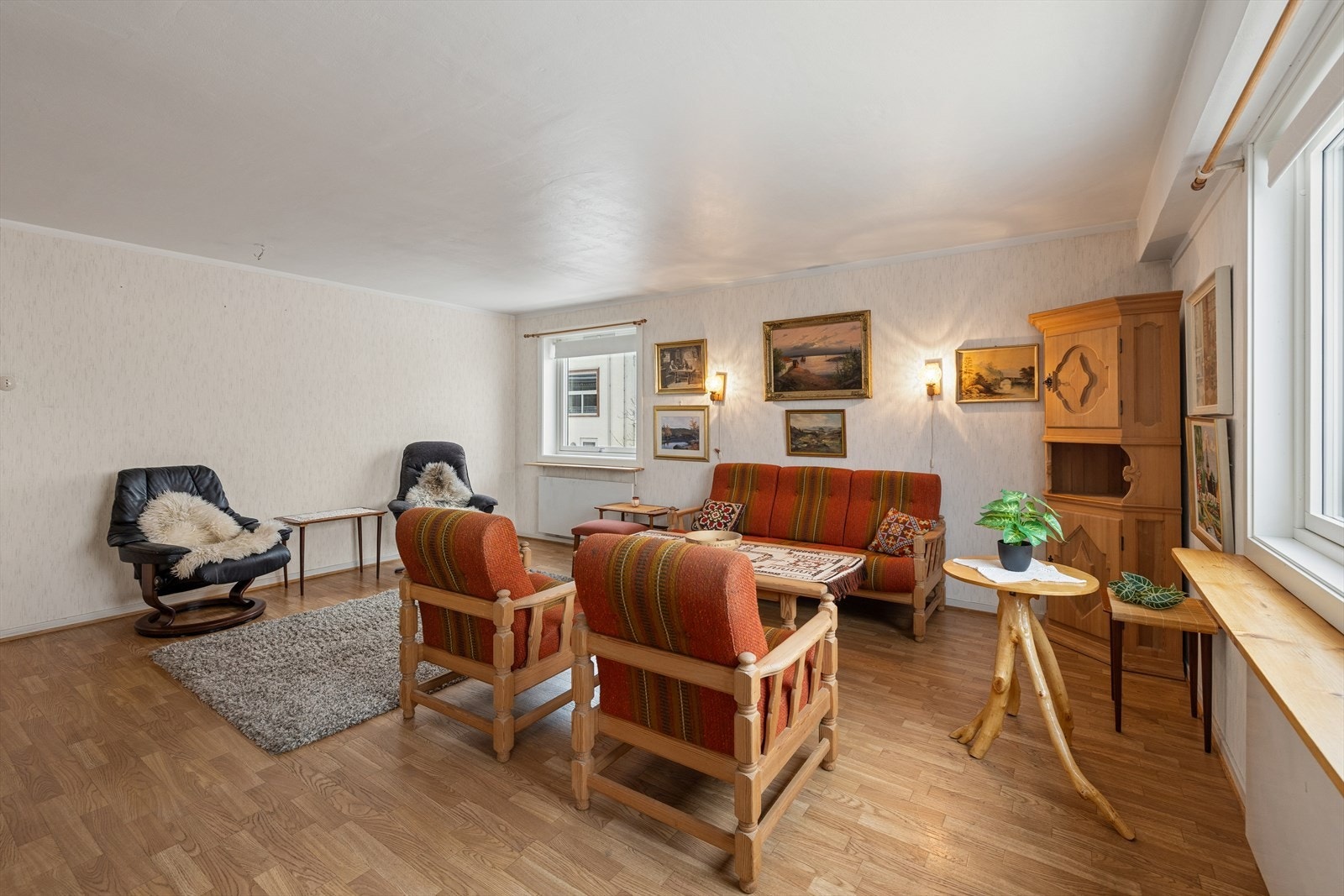 Stue med plass til både hverdagskos og hyggelige sammenkomster. Galleribilde