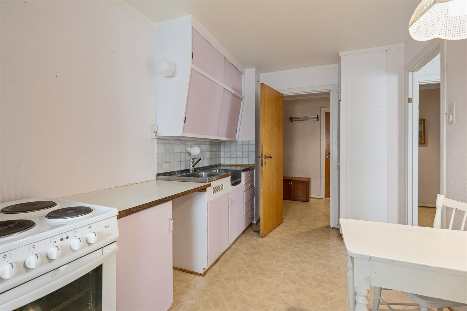 Godt med skap- og benkeplass. Galleribilde