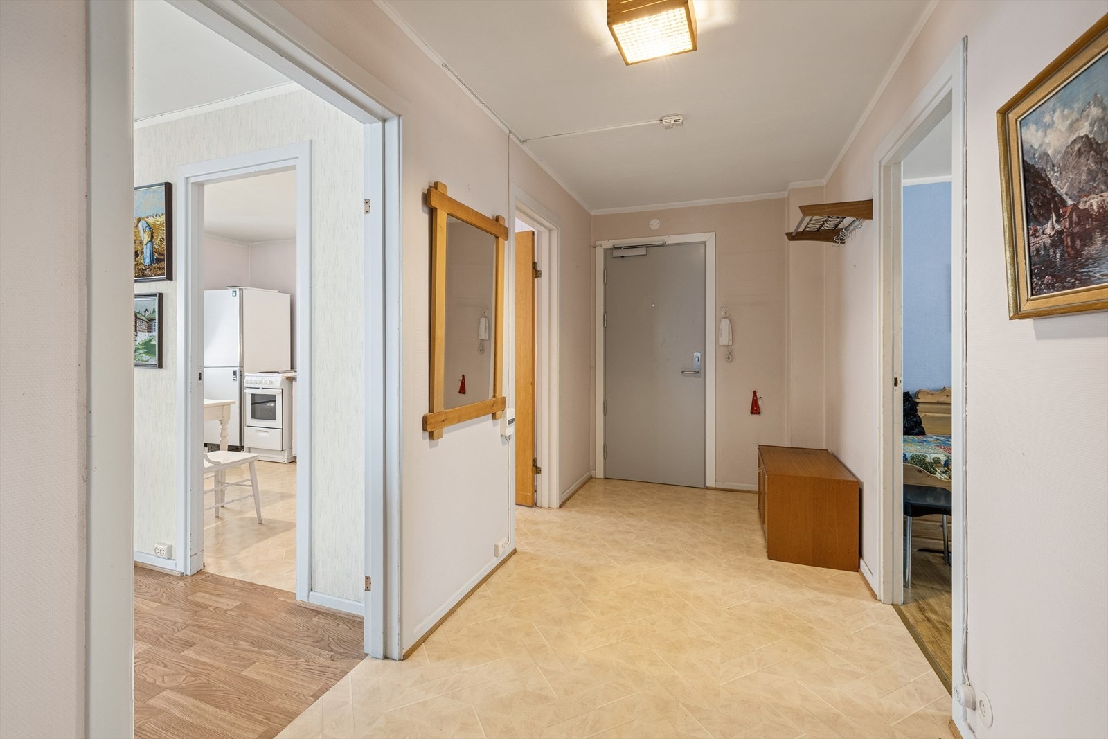 Her ønskes man velkommen inn i en lys og romslig entré. Galleribilde