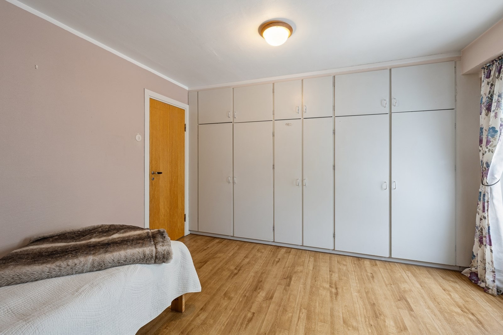 Plassbygde garderobeskap, en praktisk løsning som gir rikelig oppbevaringsplass og et ryddig uttrykk. Galleribilde