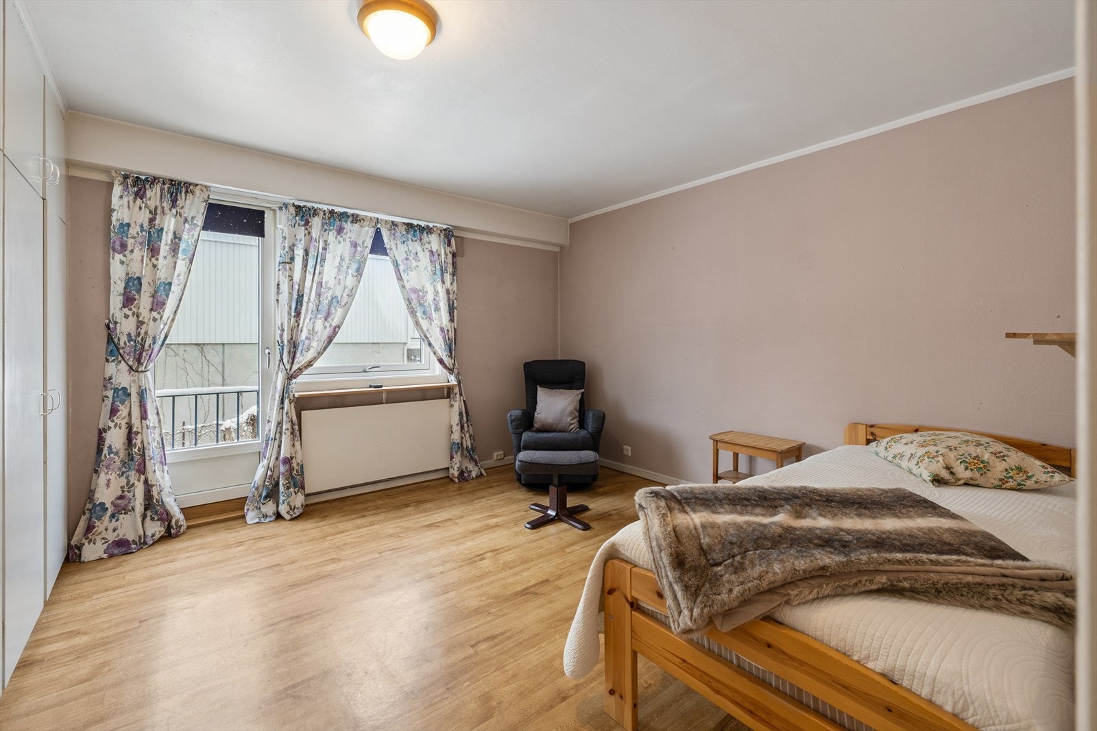 Romslig soverom med god plass for møblering etter eget ønske og behov. Galleribilde