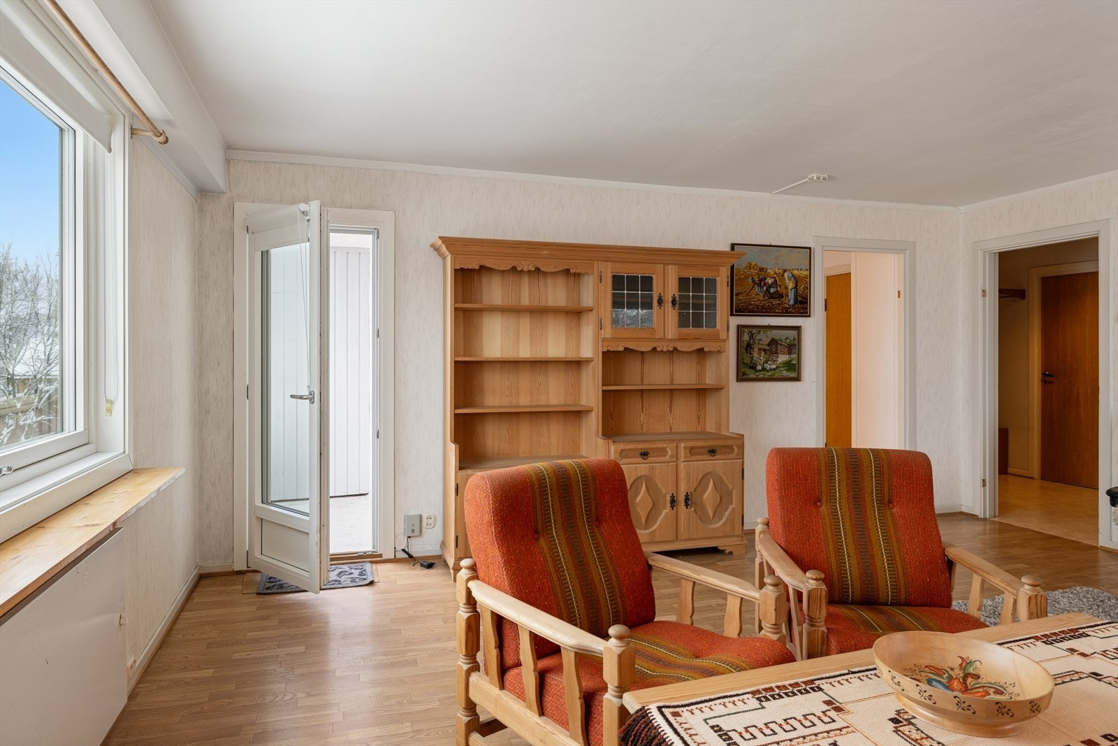 Fra stue med utgang til solrik balkong. Galleribilde