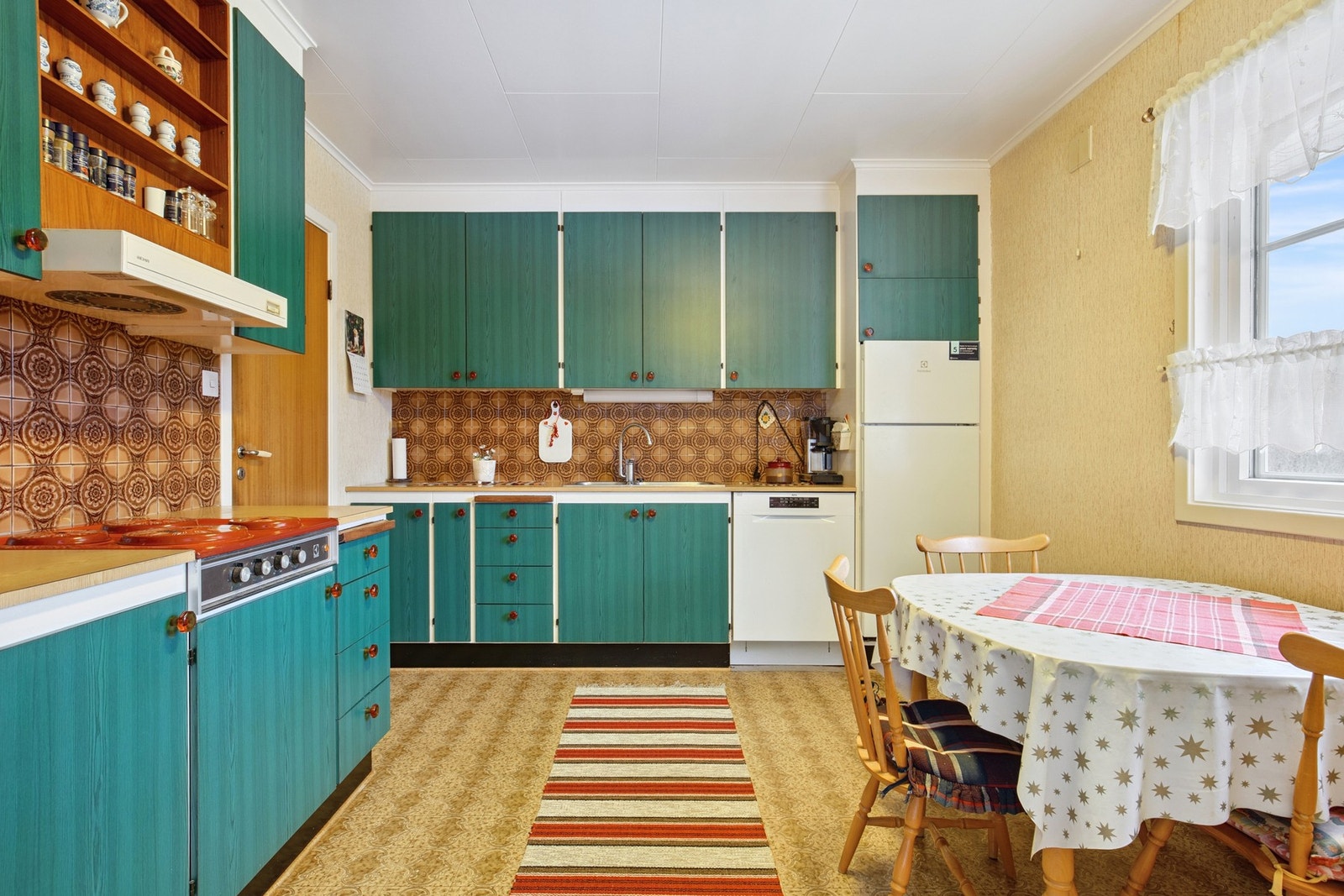 Kjøkken m/over og underskap og plass til spisebord Galleribilde