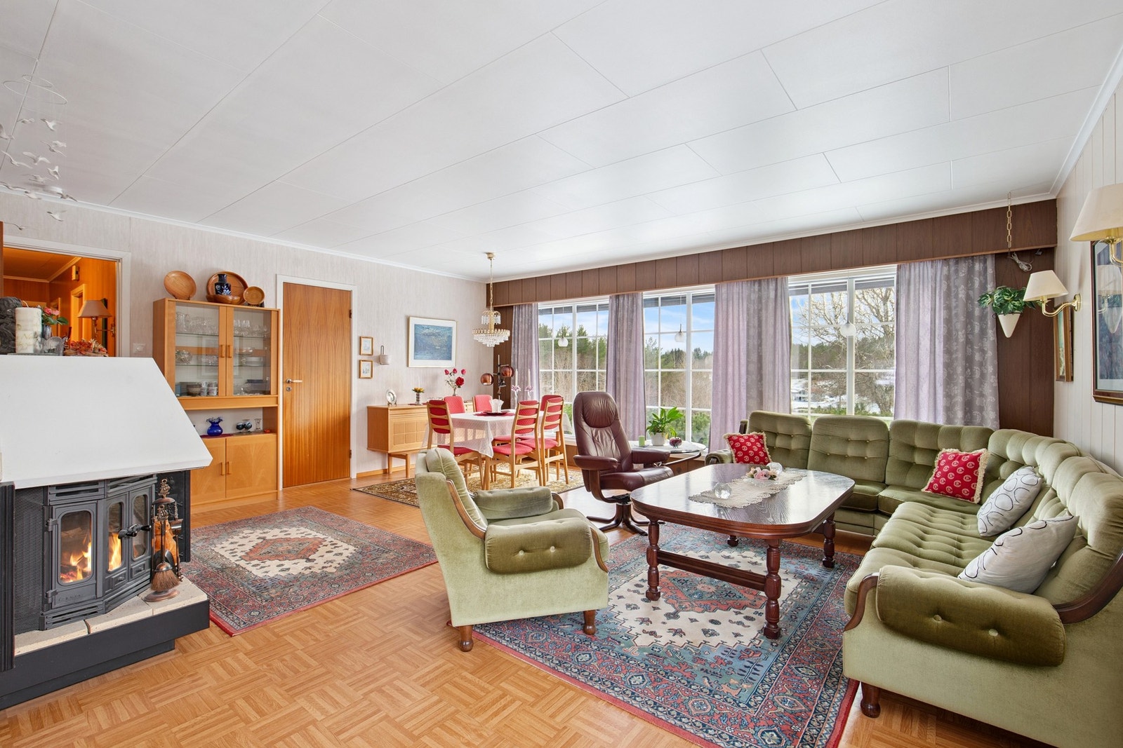 Romslig stue. Her er det også vedfyring og varmepumpe Galleribilde