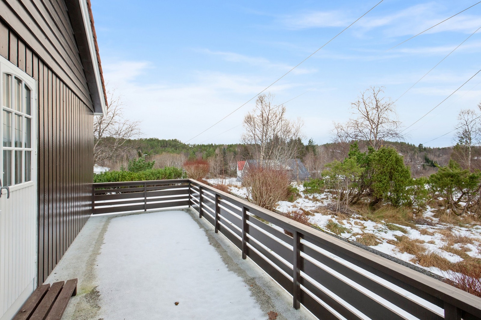 Boligen har stor veranda Galleribilde