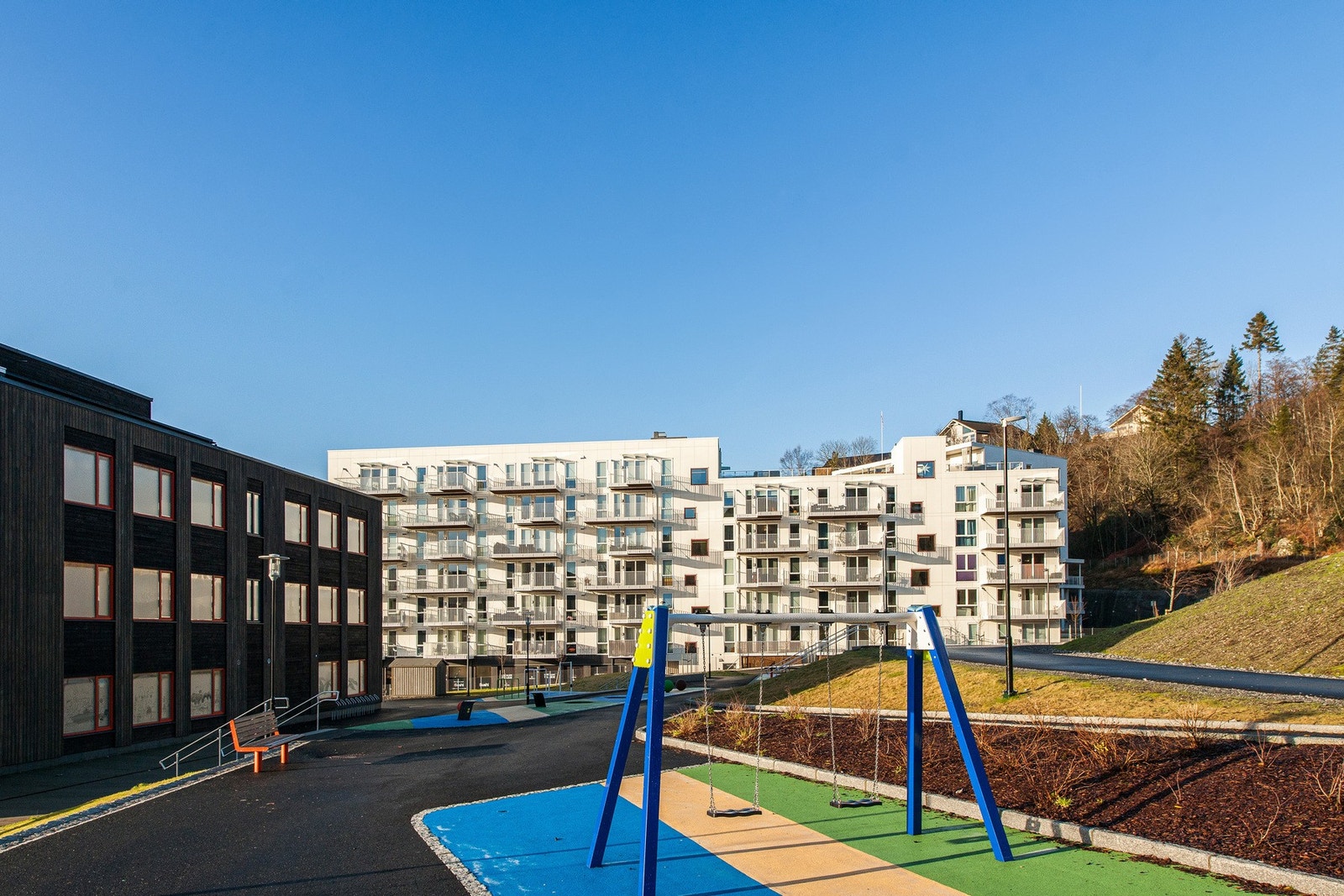 Området er kjent for sitt trygge og familievennlige miljø, med kort gangavstand til både barnehager og skoler. Galleribilde