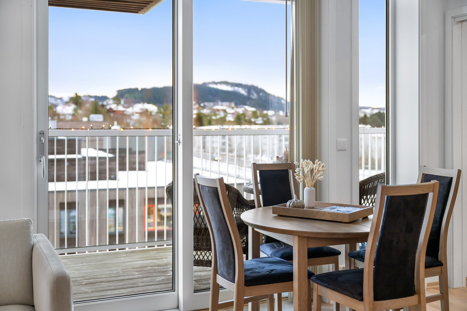 Store vindusflater sørger for rikelig med naturlig lysinnslipp, og rammer inn utsikten. Galleribilde