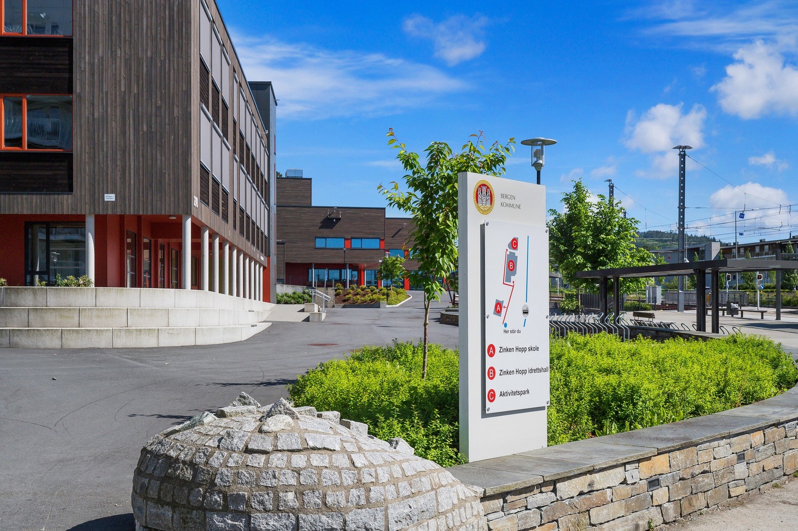 Zinken Hopp skole ligger i nabobygget, og det er gangavstand til Søråshøgda skole. Galleribilde