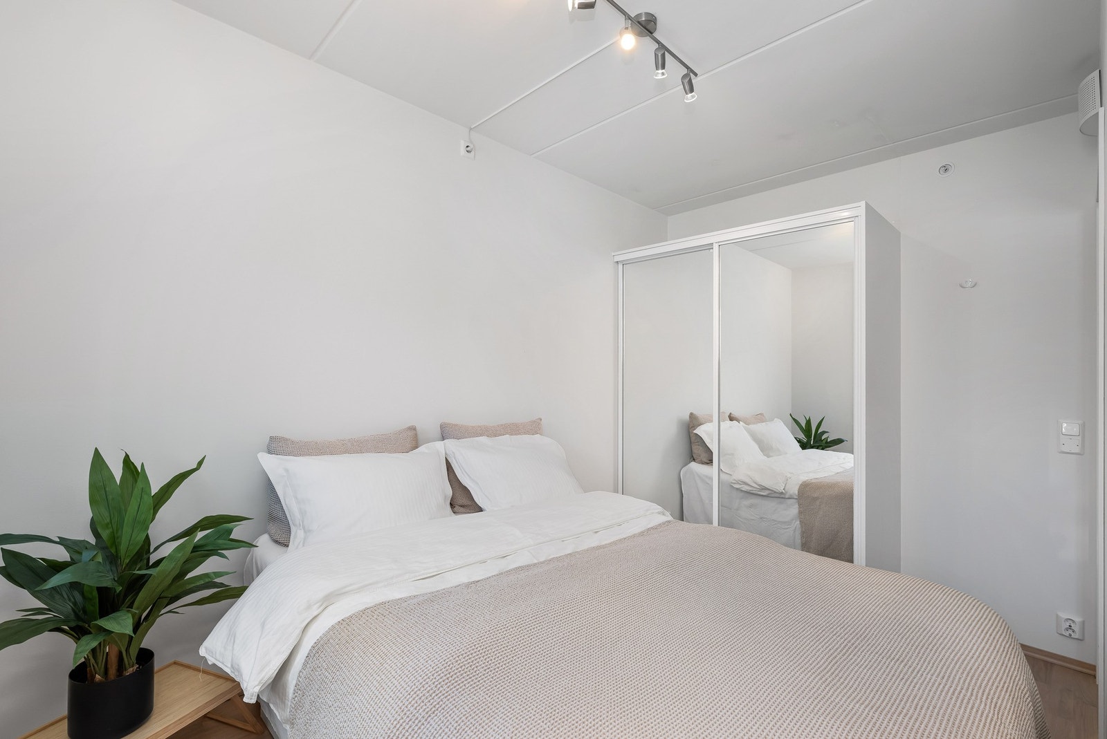 Her er det innebygget skyvedørsgarderobe med speilfronter, samt god plass til å innrede med dobbeltseng. Galleribilde