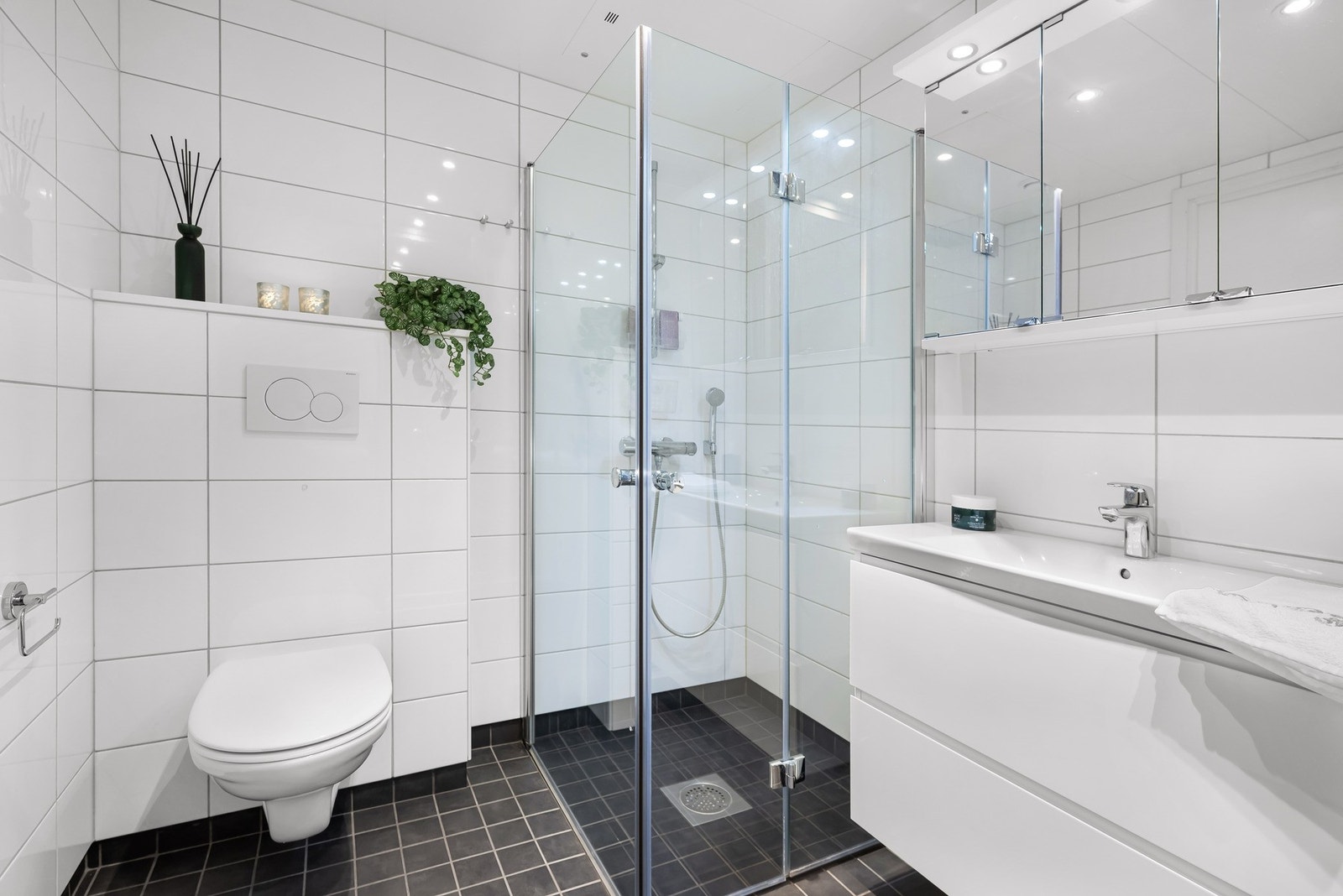 Stilrent bad på 5,5 m². Badet er helfliset, og har varmekabler i gulvet. Galleribilde