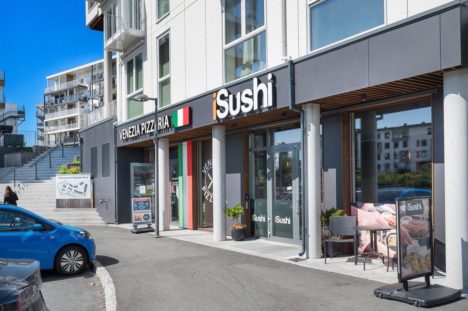 I bygget ligger både Venezia Pizzeria og Isushi. Galleribilde