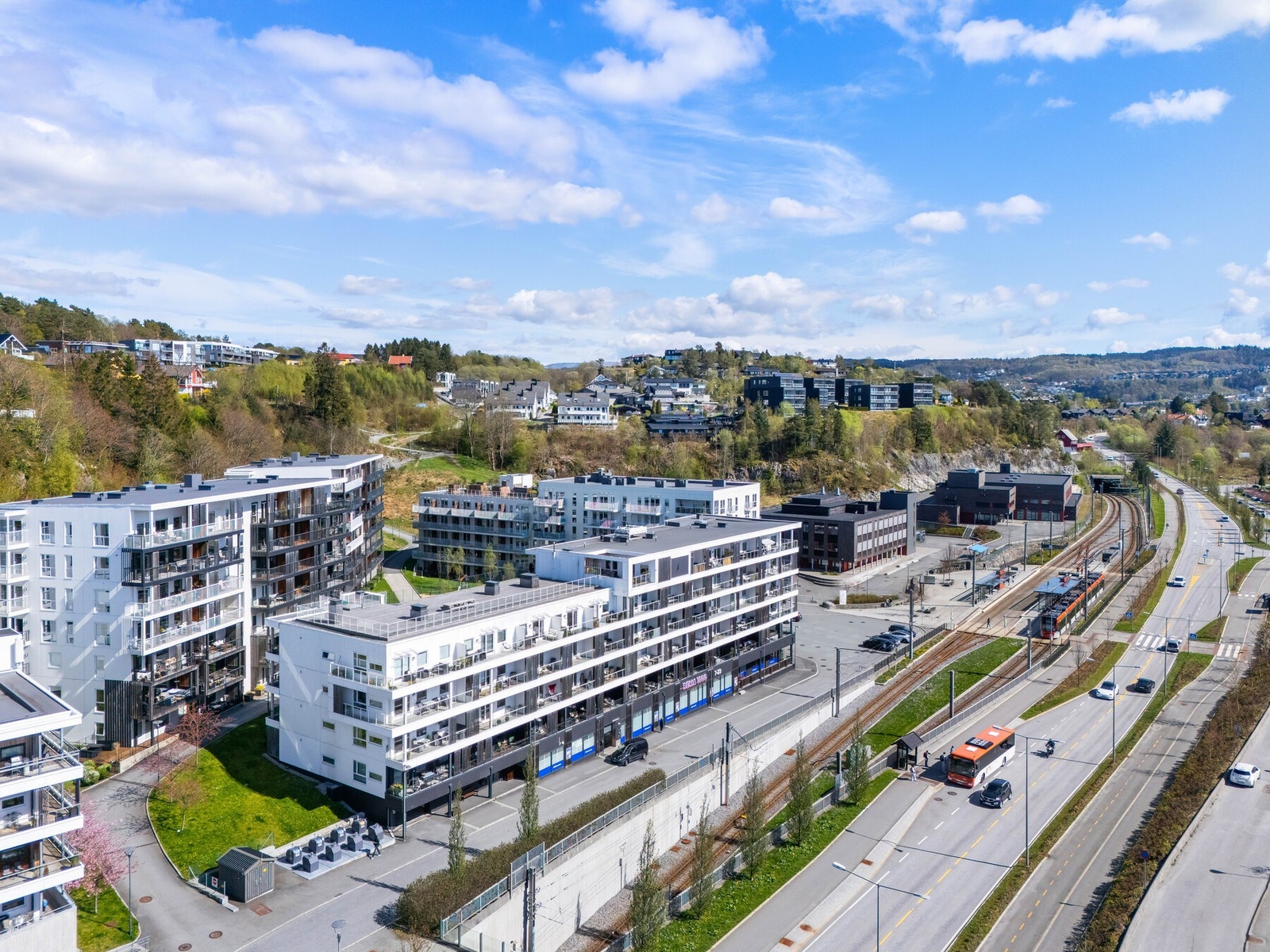 Alle daglige servicetilbud finner en like utenfor ytterdøren, samtidig som det er kort vei til fantastisk natur! Galleribilde