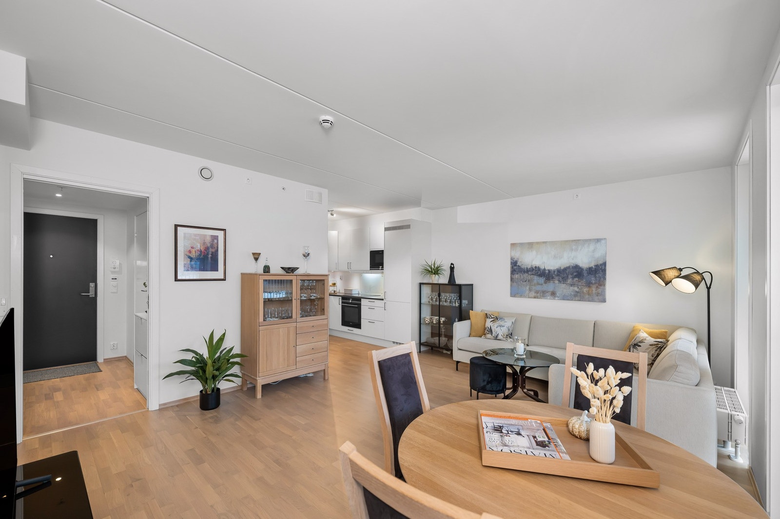 Her har en god plass til både sofaseksjon og spisebord. Galleribilde
