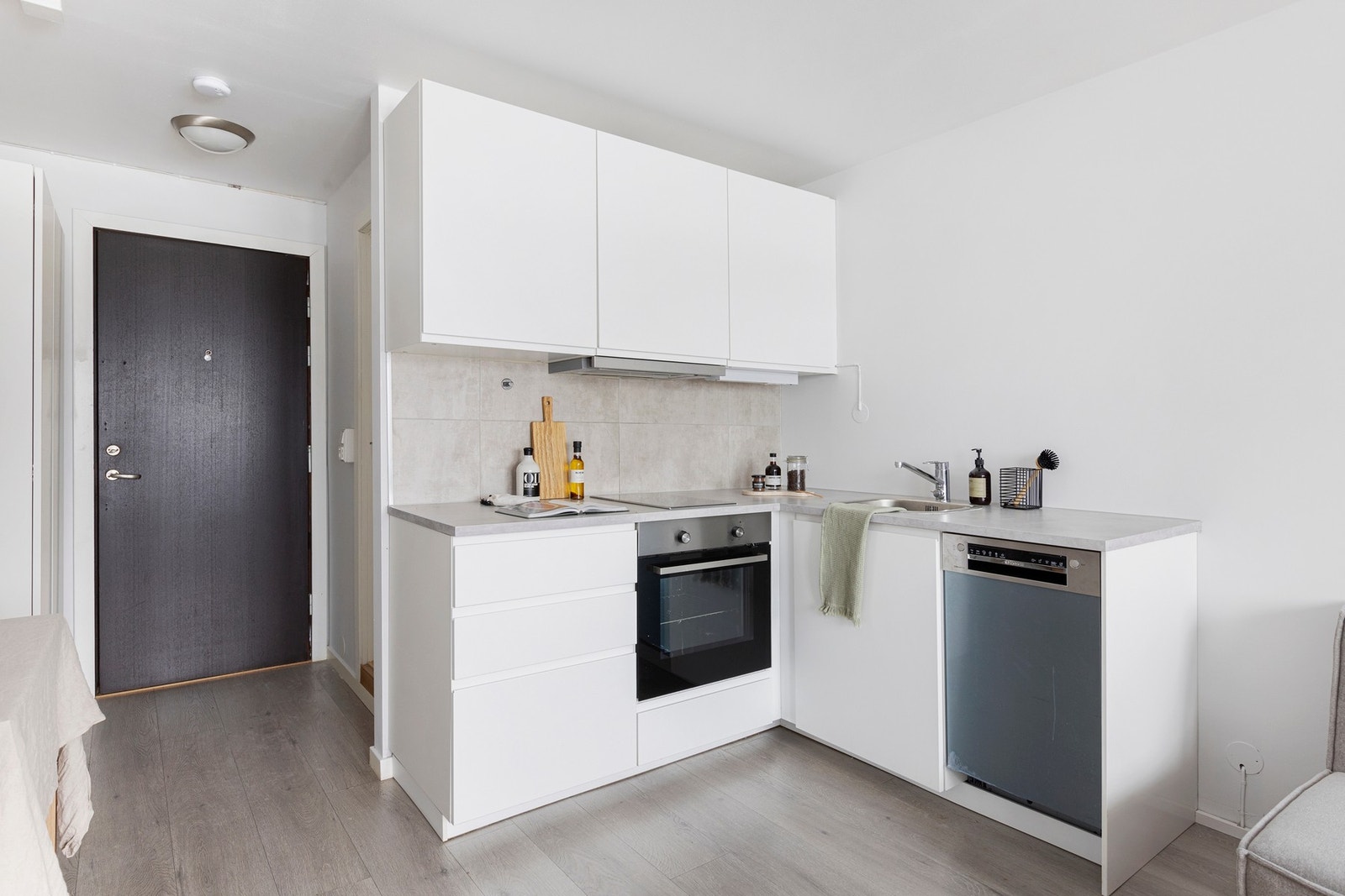 Kjøkken med grei oppbevaringsplass. Galleribilde