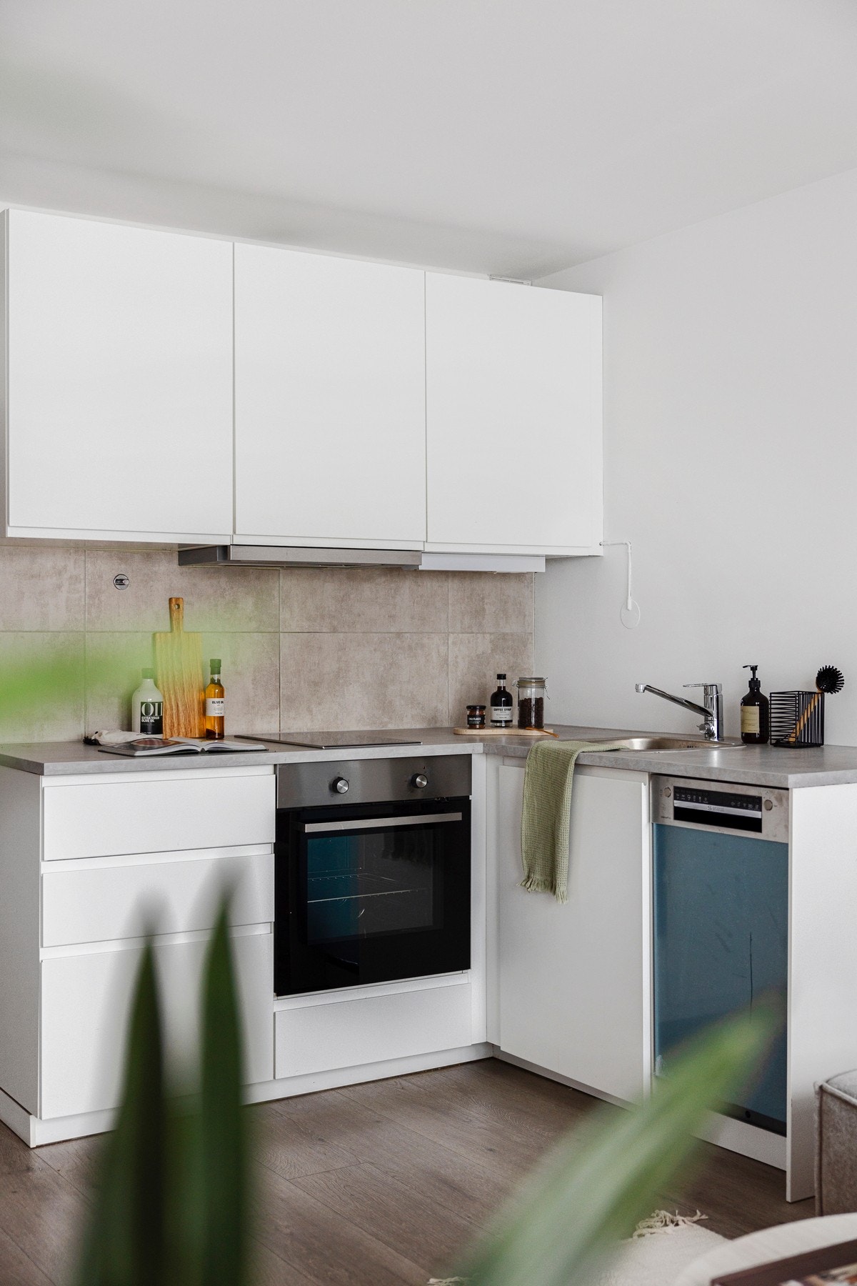 Kjøkken med noen integrerte hvitevarer. Galleribilde