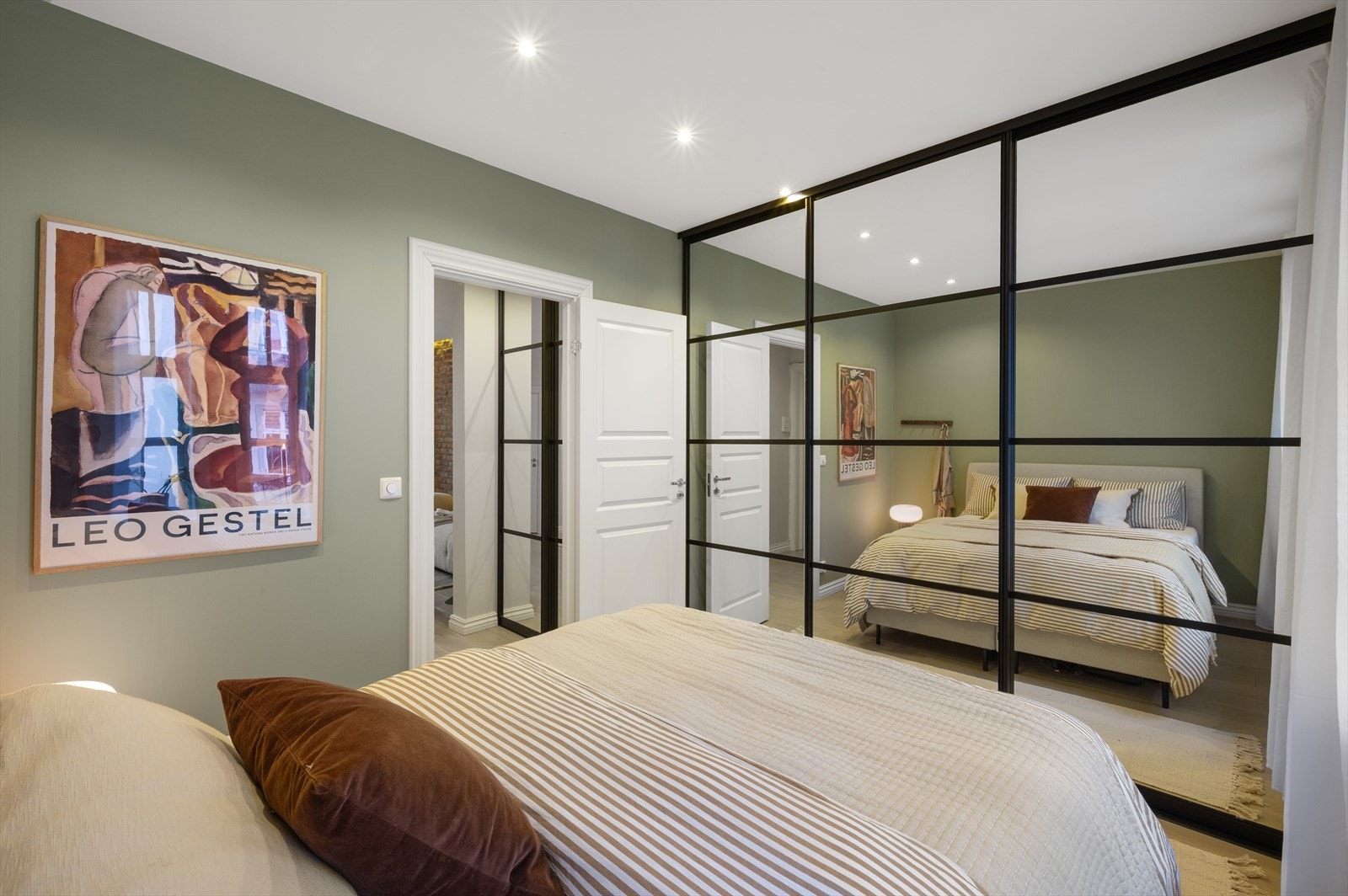 Plass til dobbeltseng og stort garderobeskap. Galleribilde