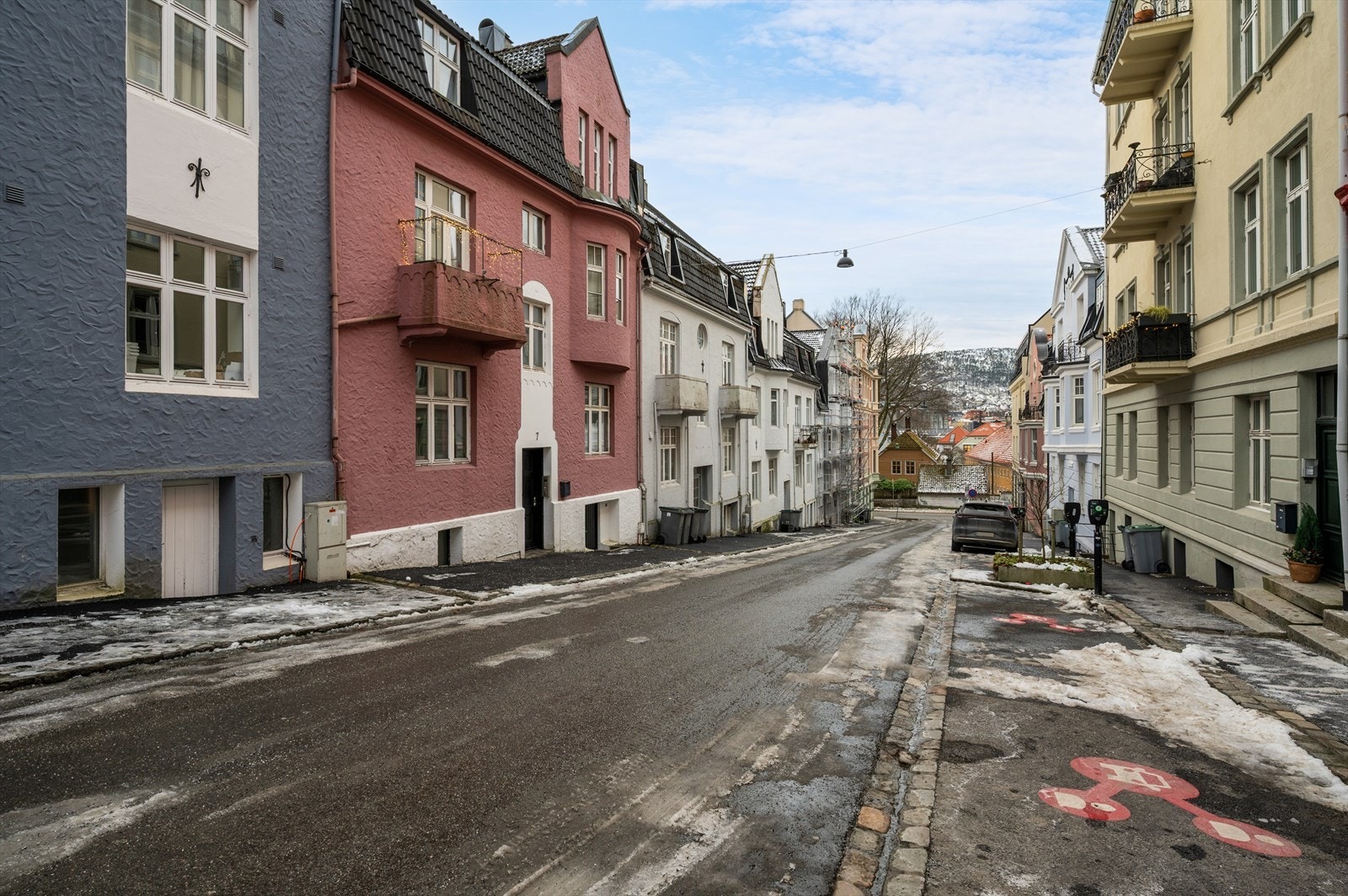 Soneparkering i gaten. Galleribilde