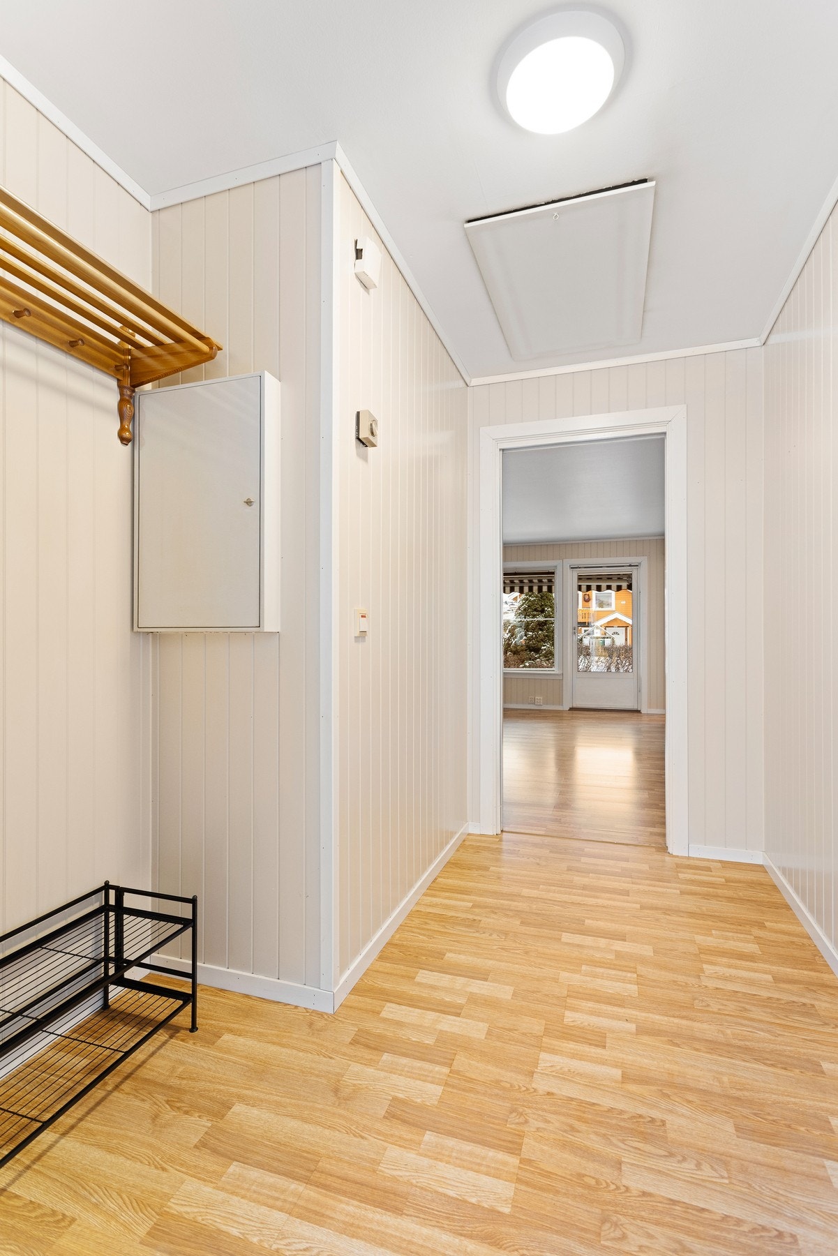 I gangen er det god plass til å henge fra seg jakker, og lagring av sko. På gulv er det laminat med varmekabler. Tilgang til loft. Galleribilde