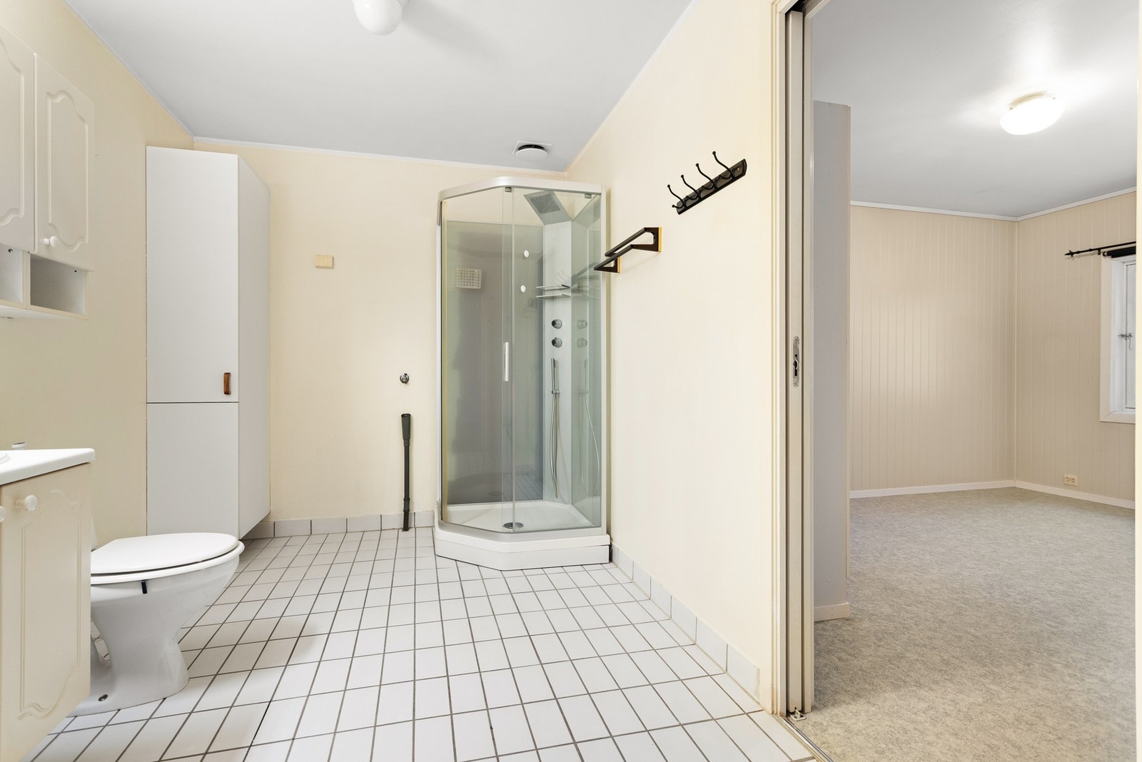 Bad/ vaskerom ligger i tilknytning med hovedsoverom. Galleribilde