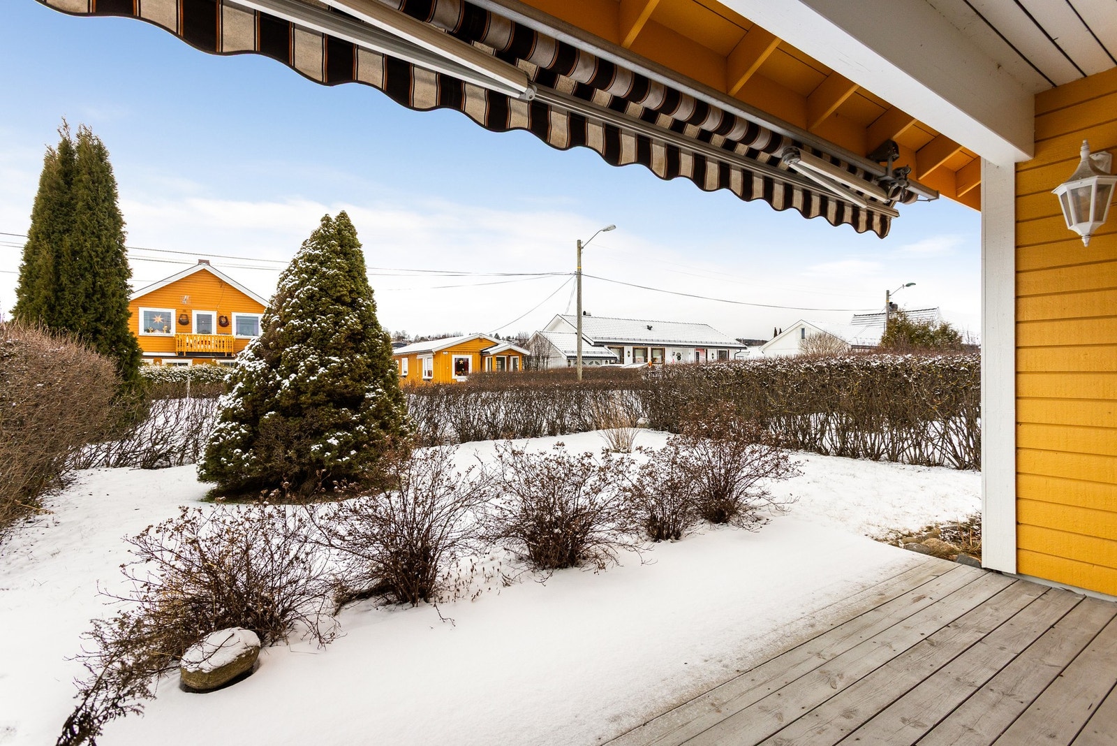 Vestvendt terrasse med fin tilhørende hage. Galleribilde