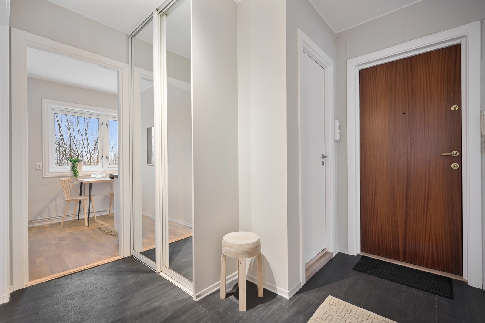 Romslig entré med skyvedørsgarderobe Galleribilde
