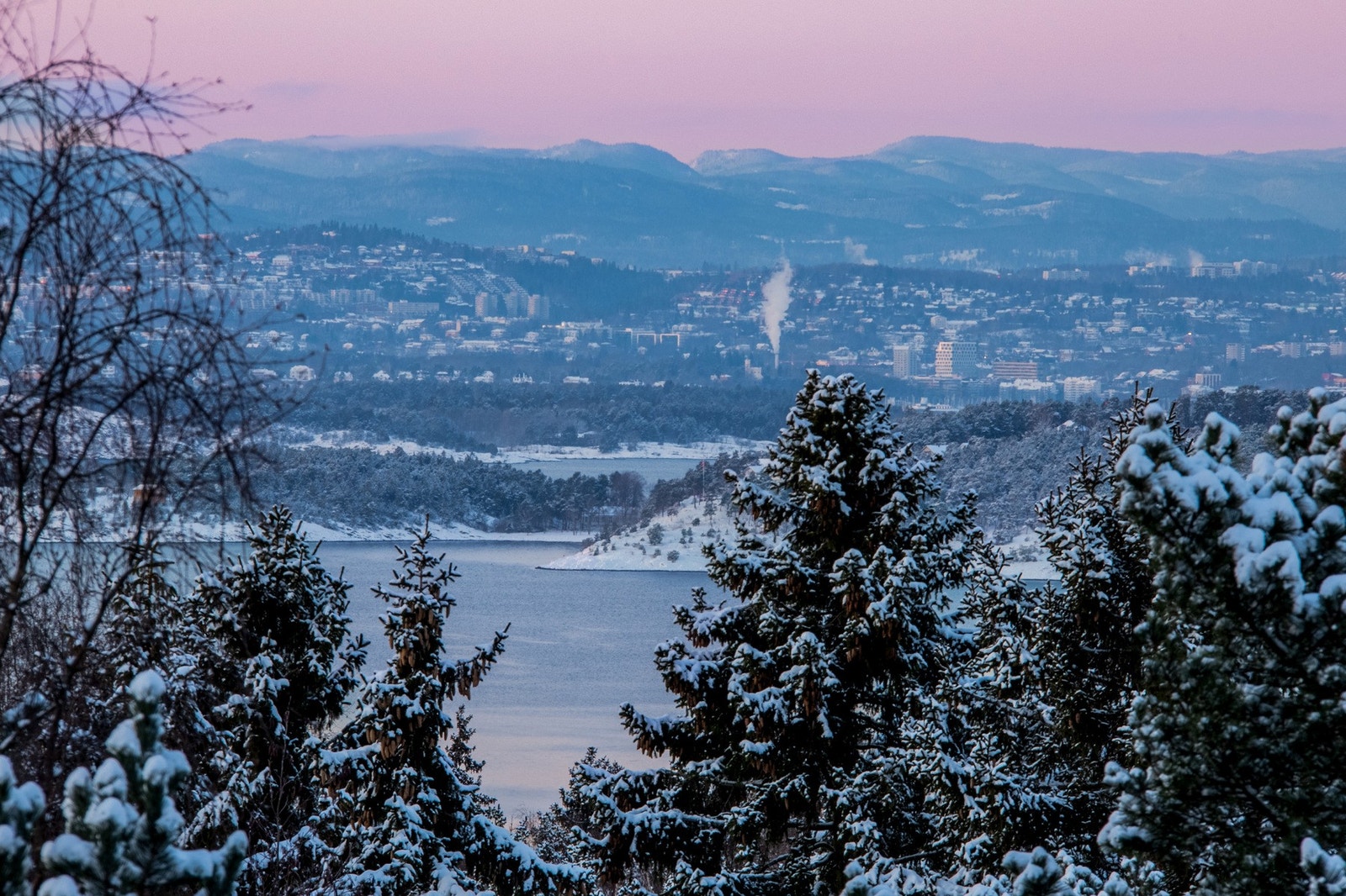 Nærbilde fra Indre Oslofjord, øyene, Oslo vest og marka i bakgrunnen. Galleribilde