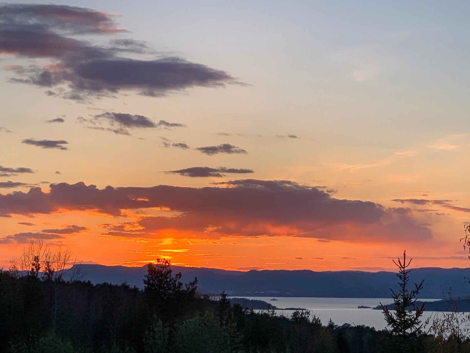 Solnedgang sett fra leiligheten med fin utsikt over Oslofjorden, Fornebu mm. Selgers bilde for noen år siden. Galleribilde