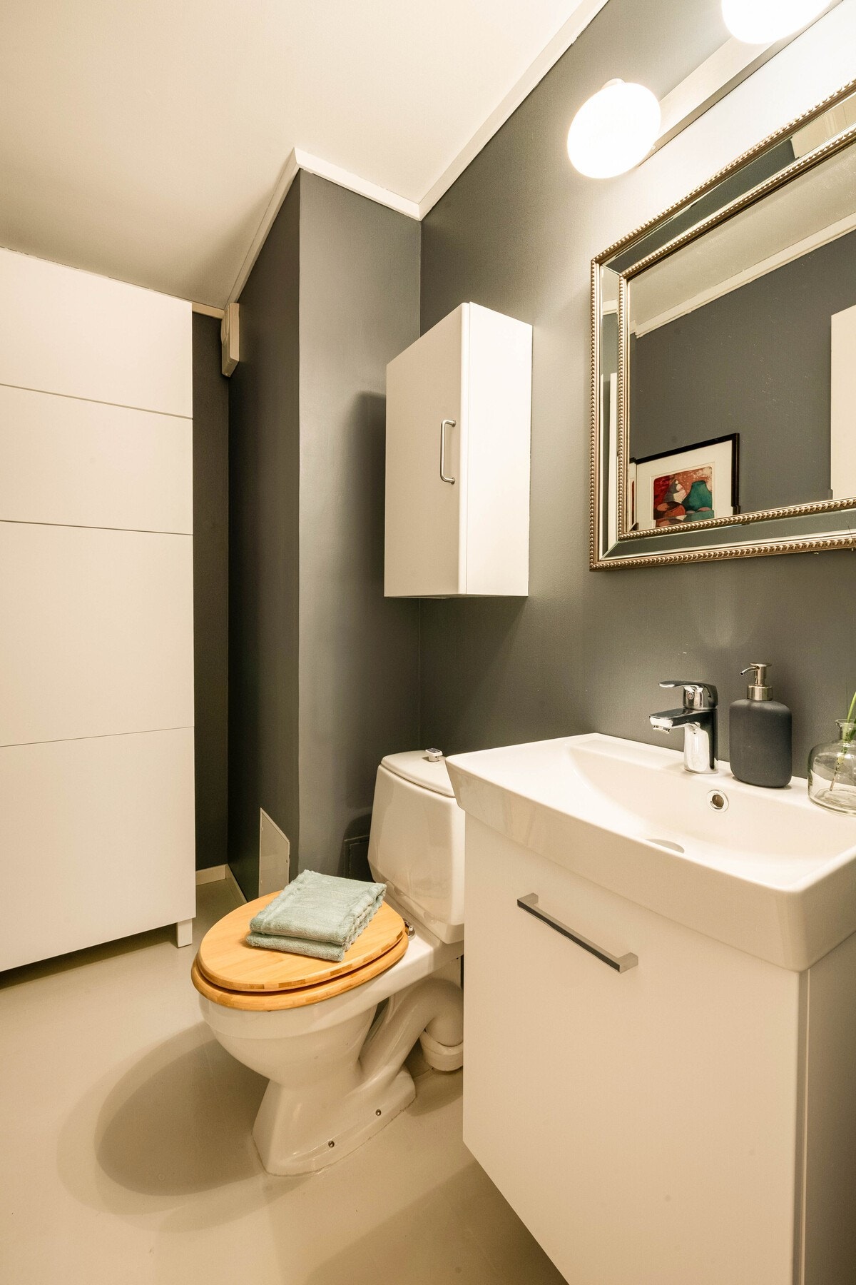 Separat WC er 2 m² med adkomst fra entreen. Opplegg for dusj. Galleribilde