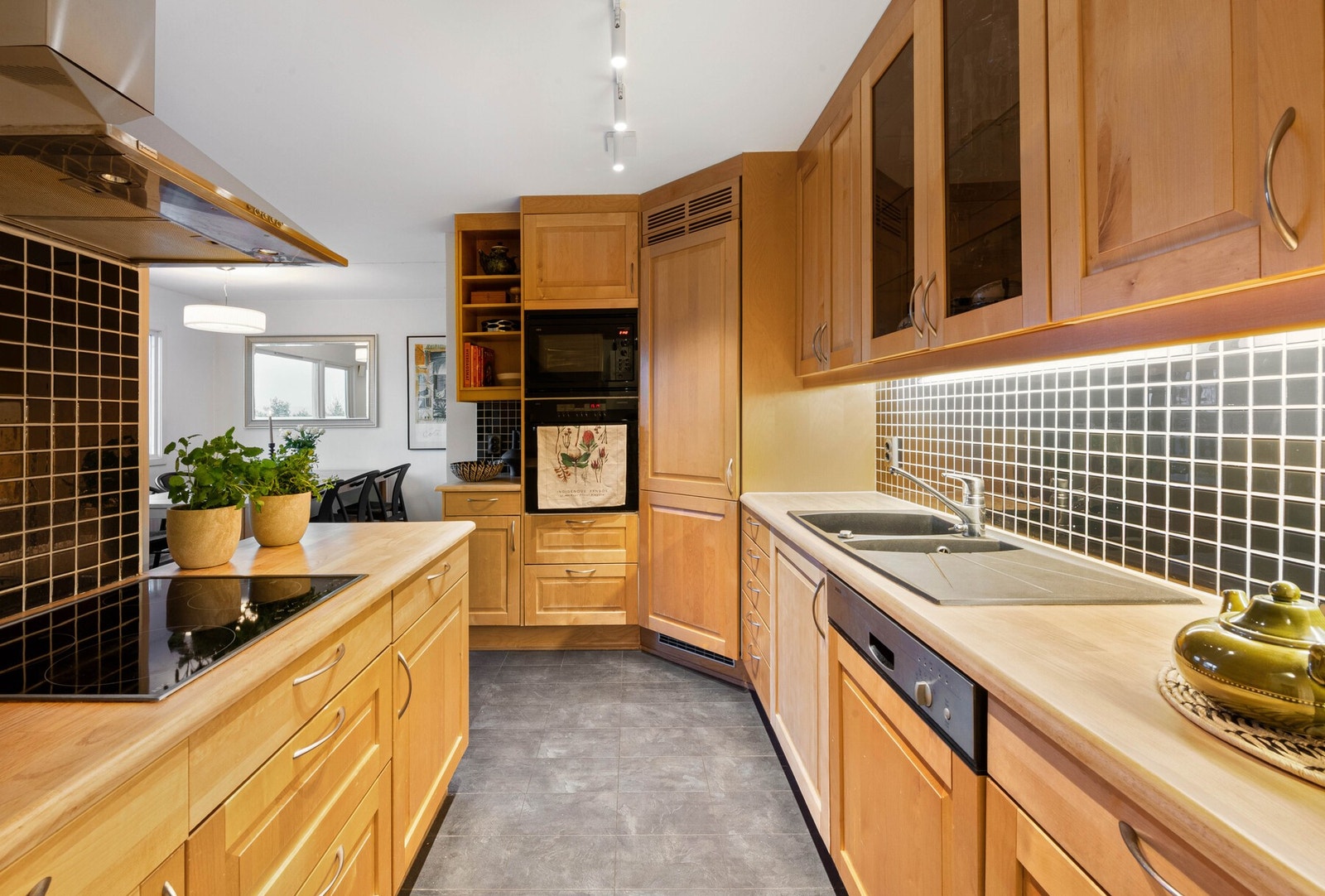 Innholdsrikt kjøkken med kjølehjørne (nytt aggregat i 2020). Kjøkkeninnredningen er eldre og noe slitt, men fungerer fortsatt fint. Laminatgulv. Galleribilde