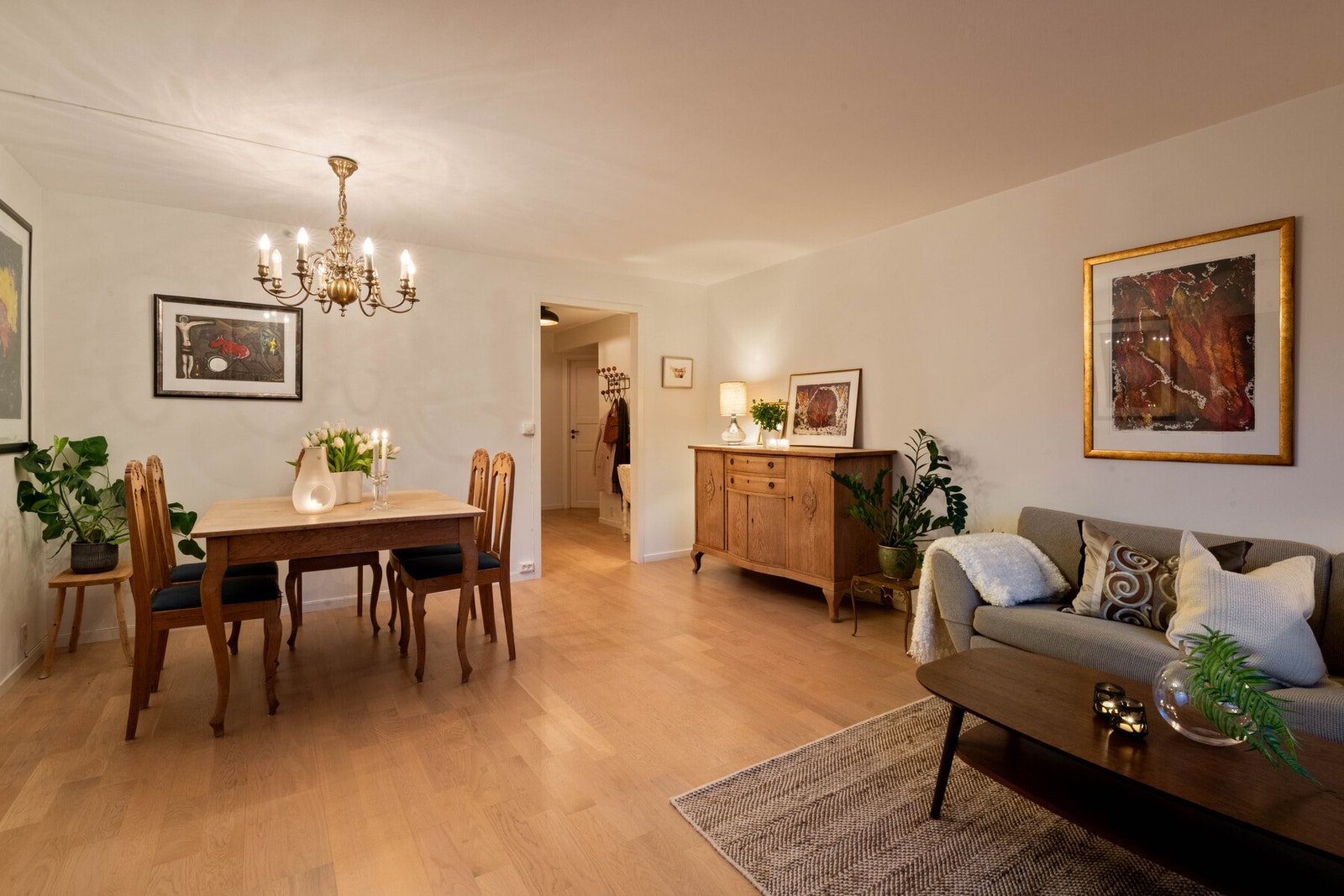 Stuen har god plass til spisestue. Galleribilde