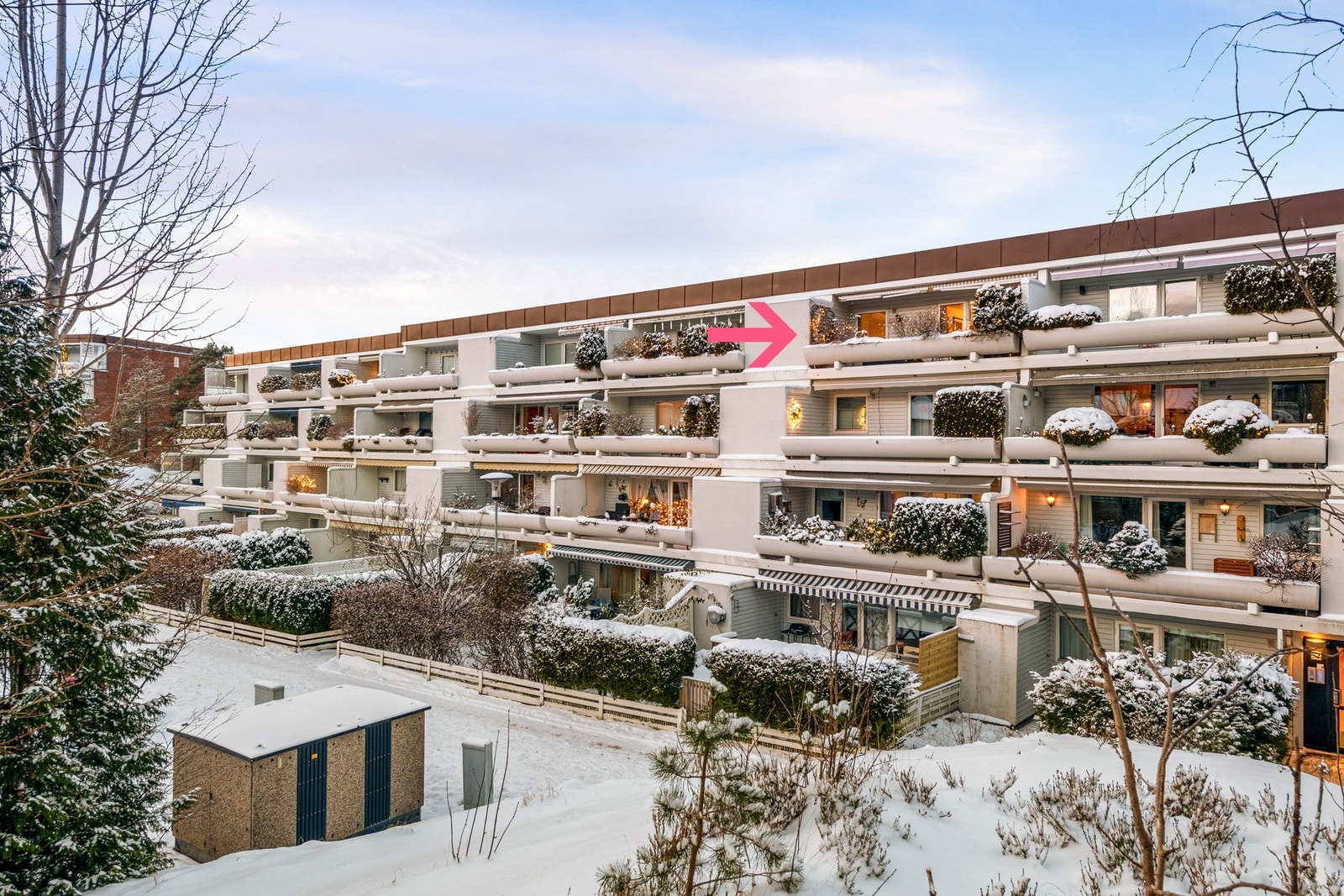 Leiligheten er gjennomgående og har en flott, usjenert beliggenhet i toppetasjen på terrasseblokken. Galleribilde