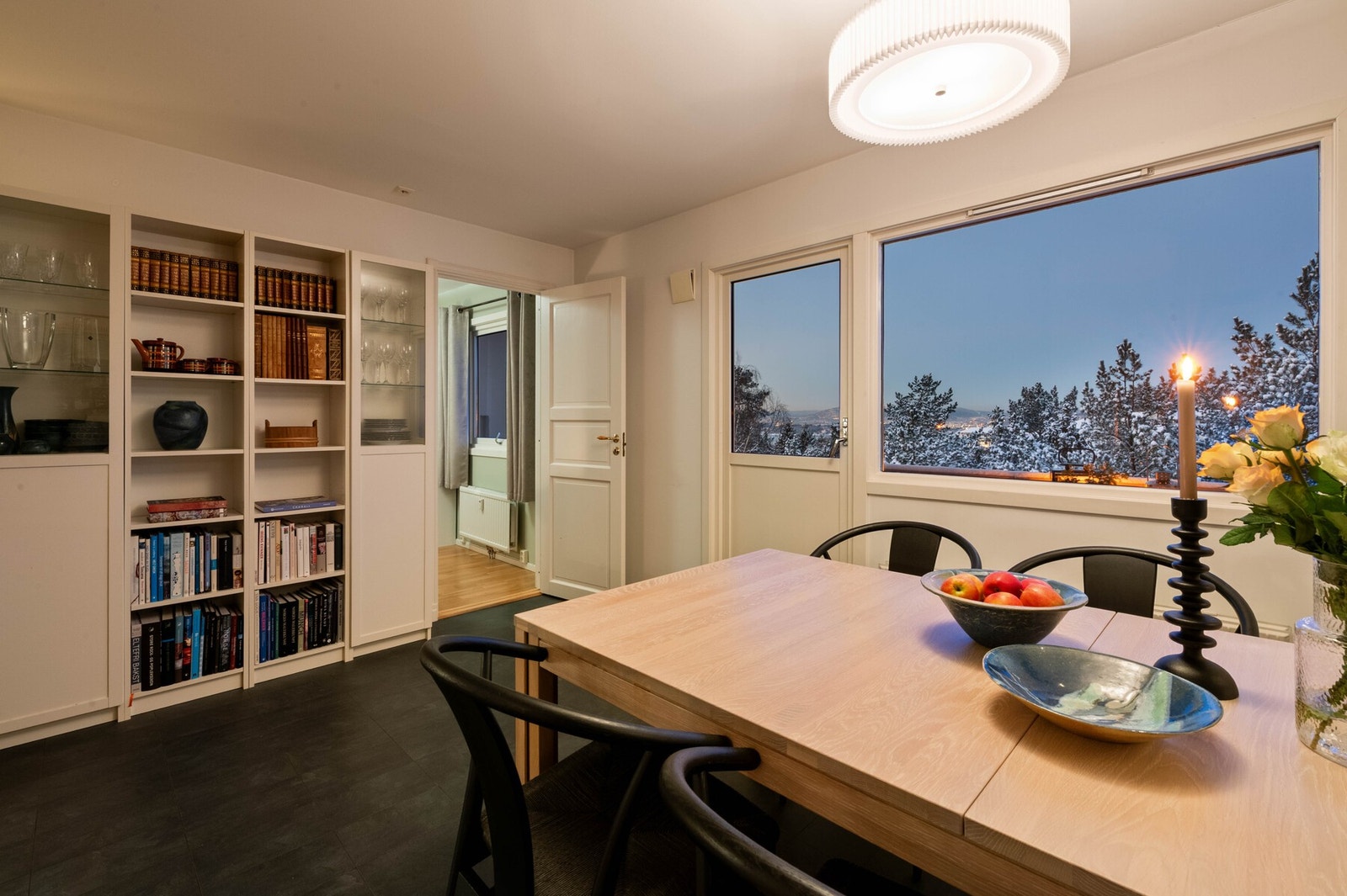 Spisekjøkkenet har en flott beliggenhet med god utsikt. Herfra ser man både danskebåten og ferjene til Nesodden. Adkomst til soverom 3. Galleribilde