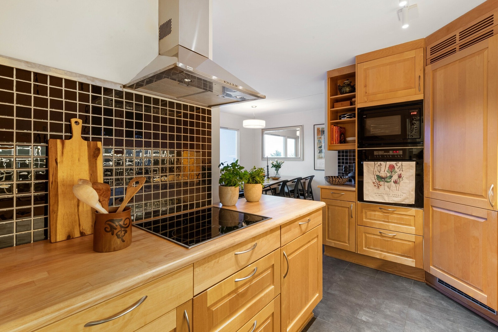 Her kan man lage mat og se Oslofjorden og solnedganger i speilet med rett vinkel. Lyspærene i viften har røket. Galleribilde