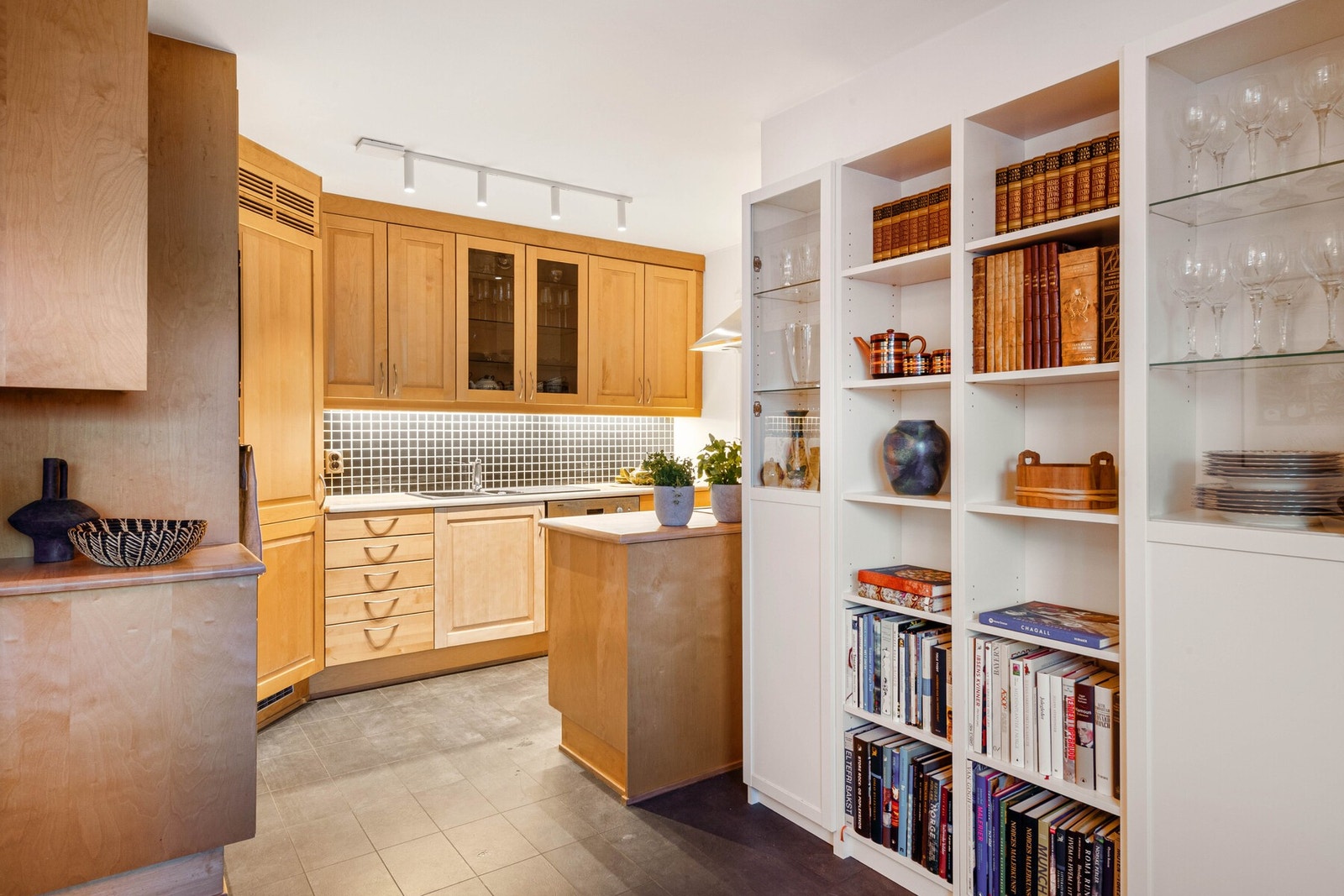 Kjøkkenet har plass til en stor hylleseksjon på veggen mot soverom 3. Galleribilde