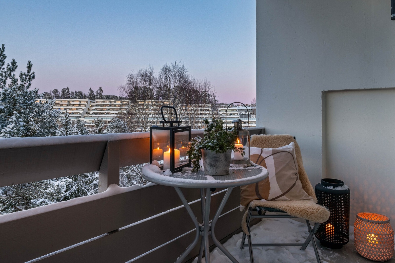 Utsikt fra kjøkkenbalkong mot Lusetjerndalen. Galleribilde