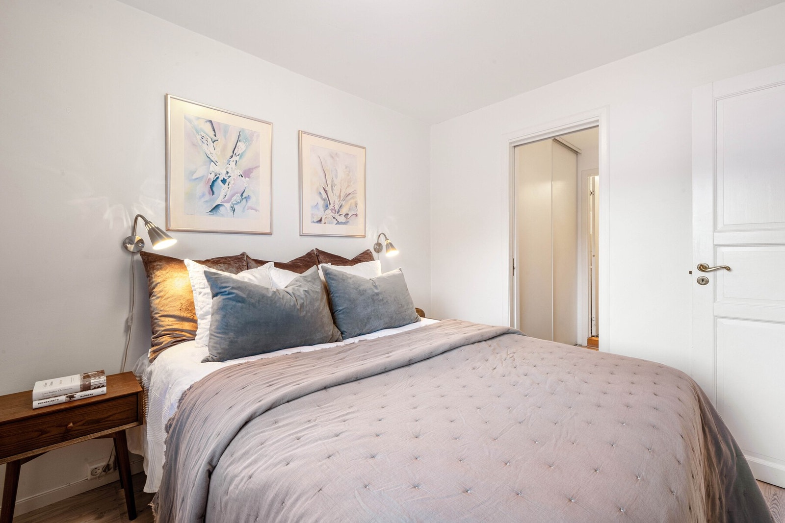 Dør til walk in closet og bad. Galleribilde