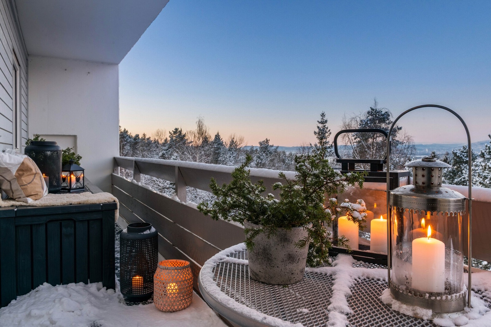 Kjøkkenbalkongen er 8 m². Her det tidlig morgensol og sen kveldssol til ca kl. 22.30 rundt midtsommer. Se bilde Soldiagram. På balkongen er det en hyggelig krok med leselampe, hvor man kan nyte fuglekvitter og se ekorn i trærne. To store og praktiske pute Galleribilde