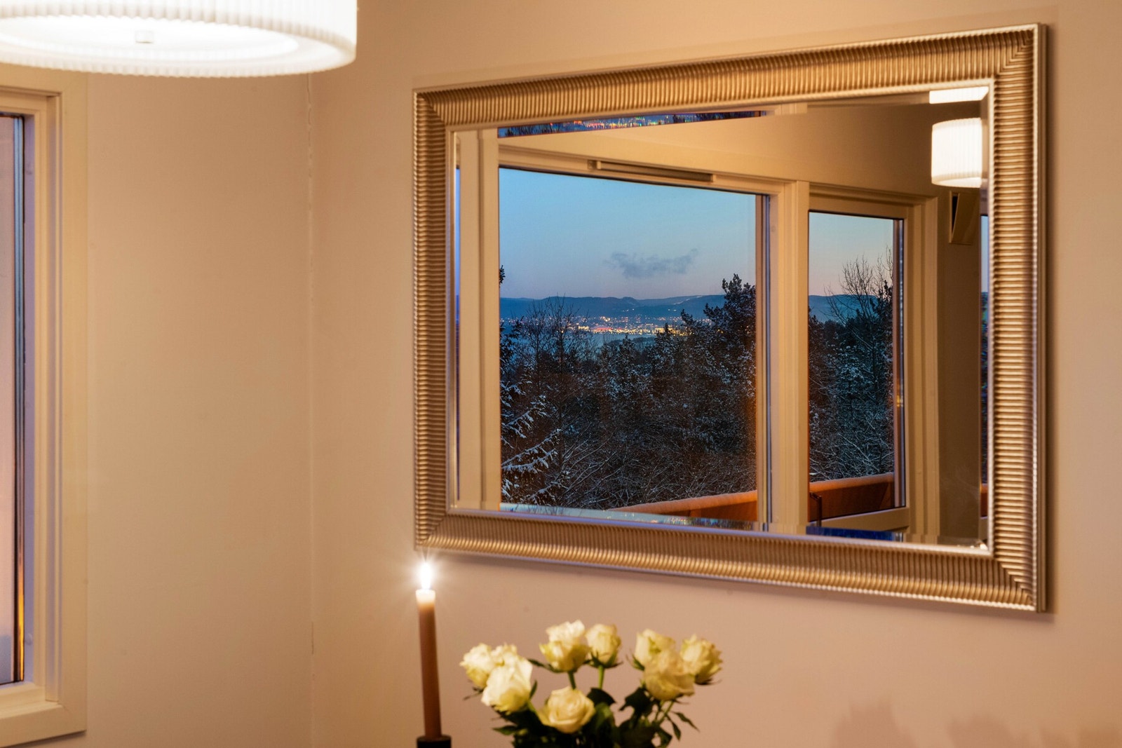 Speilbildet med fjorden og lysene fra Fornebu i det fjerne kan også sees når man lager mat i kjøkkenavdelingen. Galleribilde