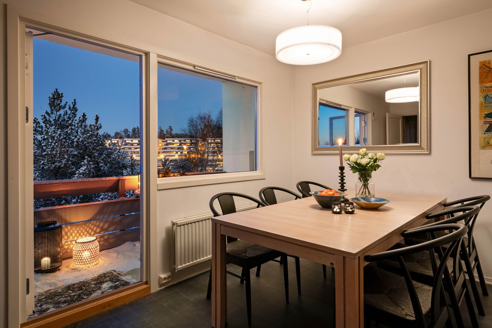 Utsikt mot skogen og Lusetjerndalen. Galleribilde