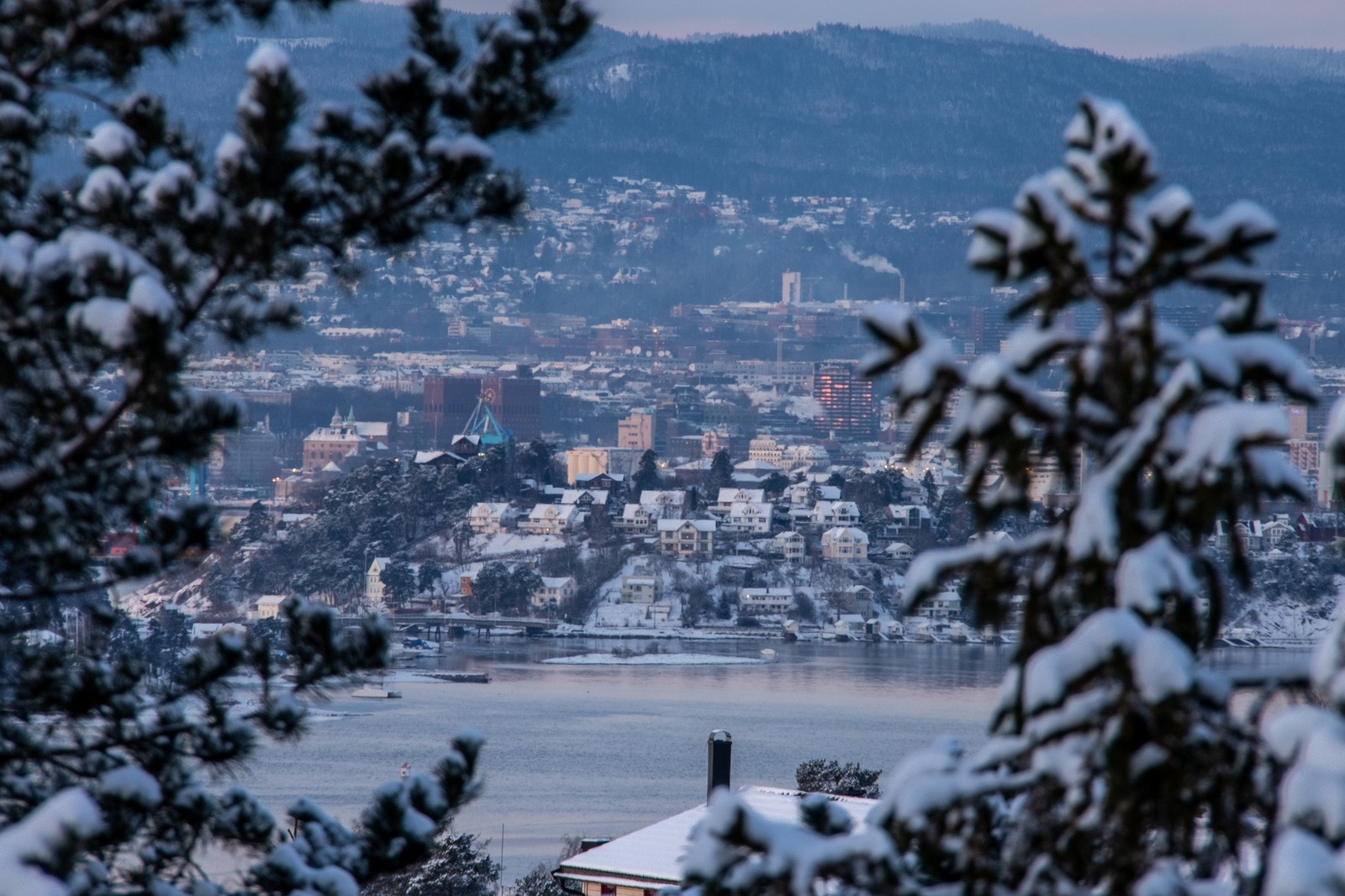 Vinteridyll fra kjøkkenbalkongen. Nærbilde fra Indre Oslofjord og Ormøya med broen over til Malmøya forgrunnen. I bakgrunnen Akershus festning, Oslo rådhus, Slottet og opp mot Rikshospitalet. Galleribilde