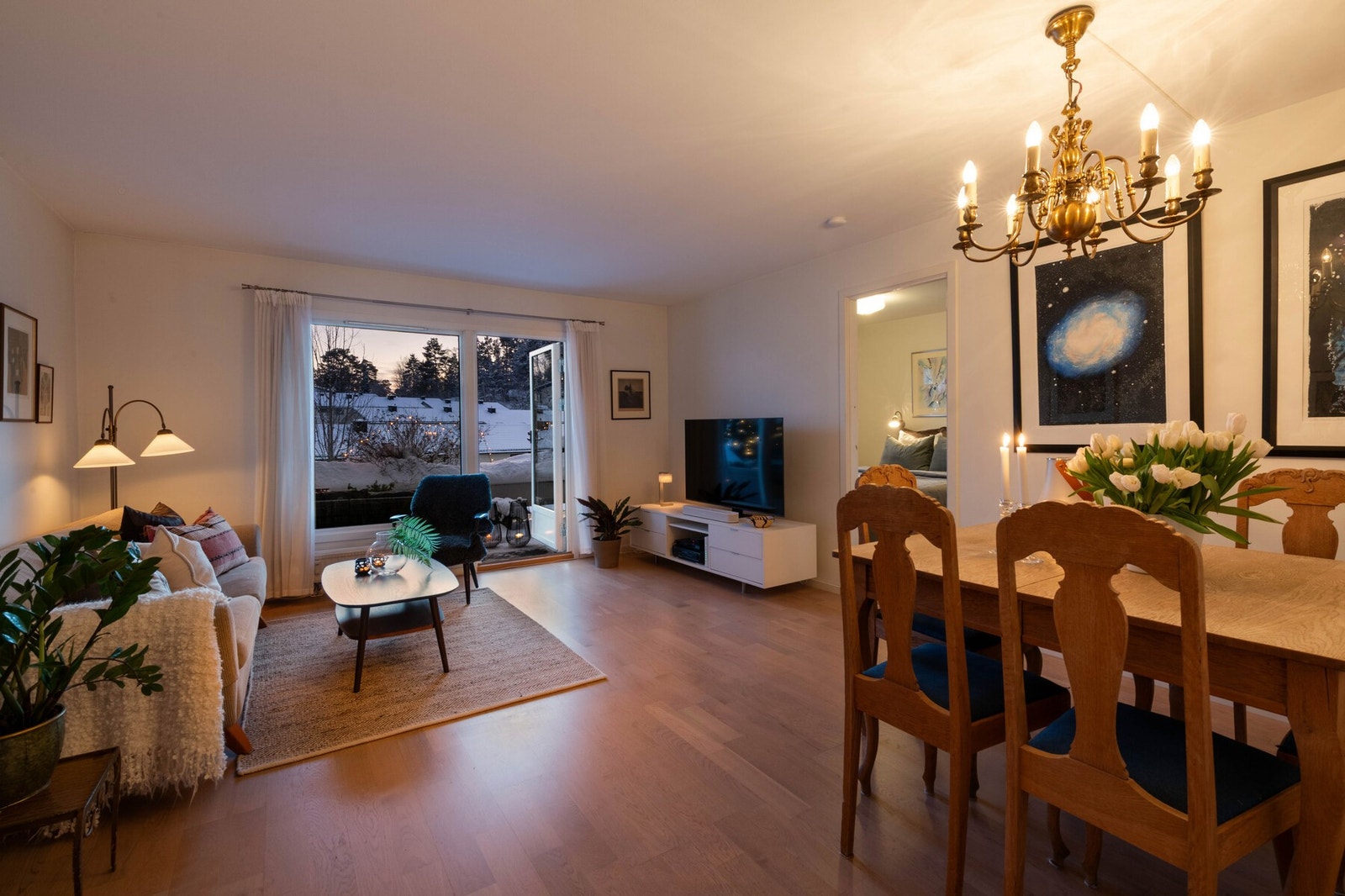 Stuen er 23 m², har parkettgulv i bøk, adkomst til hovedsoverom og utgang til balkong. Galleribilde