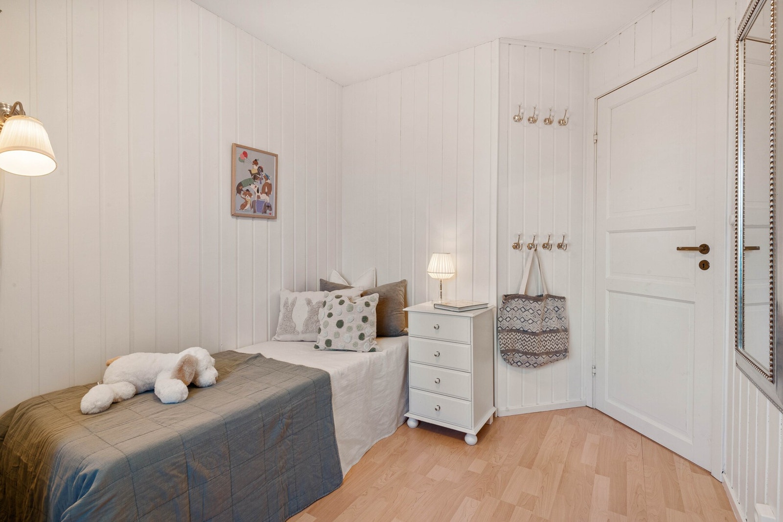 Soverom 2 har adkomst fra entreen. Laminatgulv og malt panel på vegger. Galleribilde