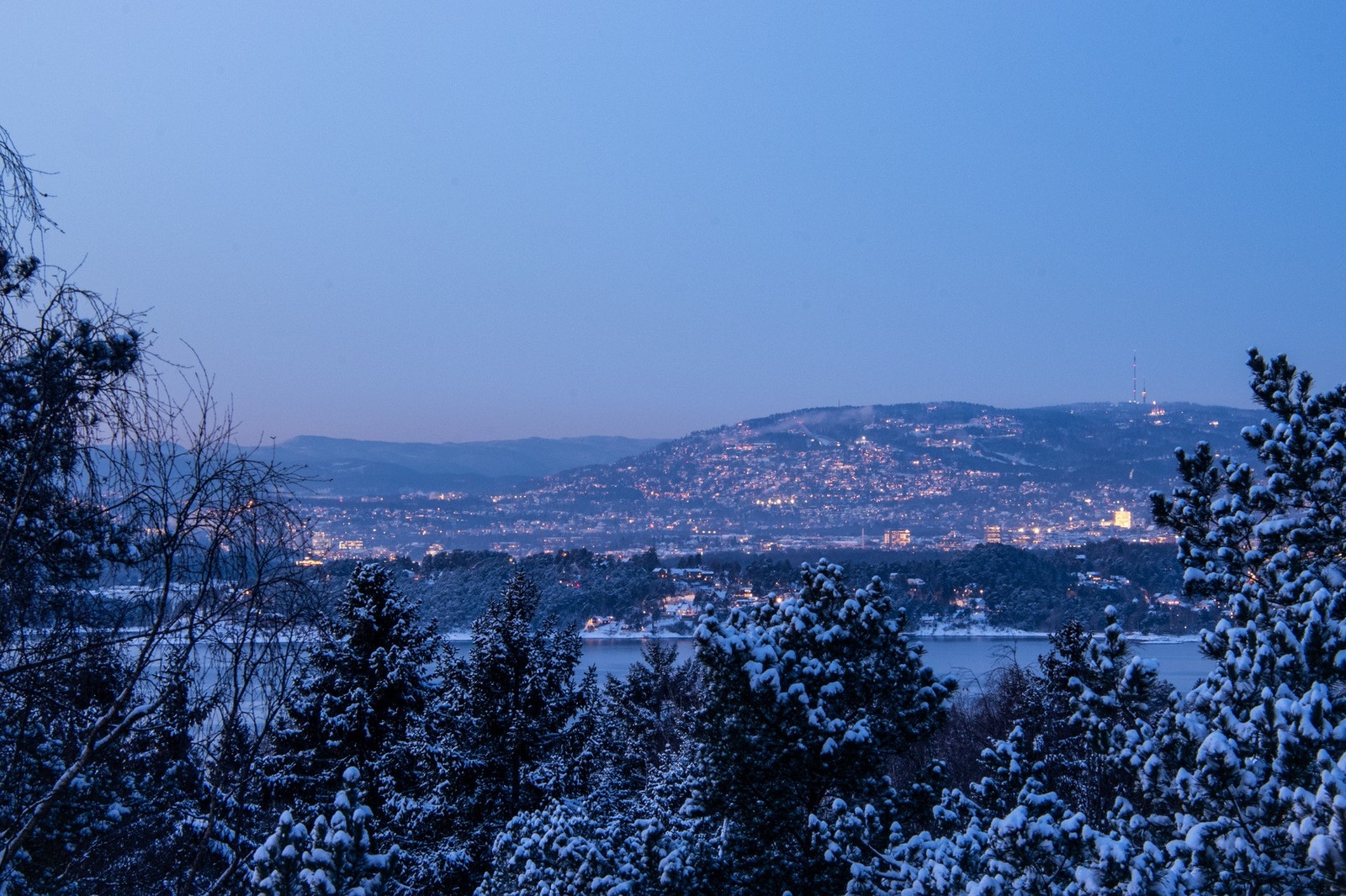 Velkommen til 4. etasje i Lusetjernveien 52 og den flotte utsikten fra leiligheten mot Holmenkollen mm. Galleribilde