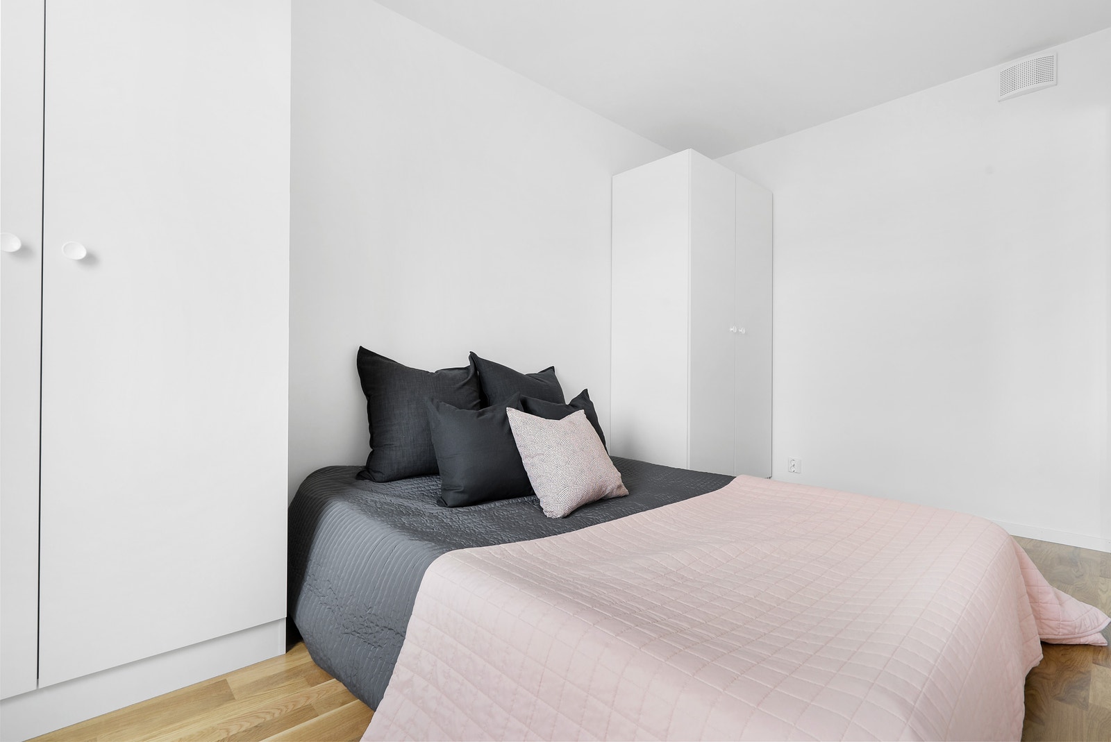 Soverom nr. 1 i 3-roms leilighet Galleribilde