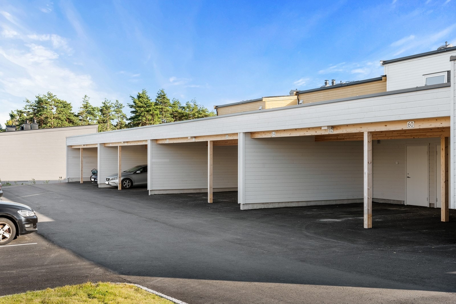 Feltet har carport i rekke samt felles gjesteparkeringslasser Galleribilde