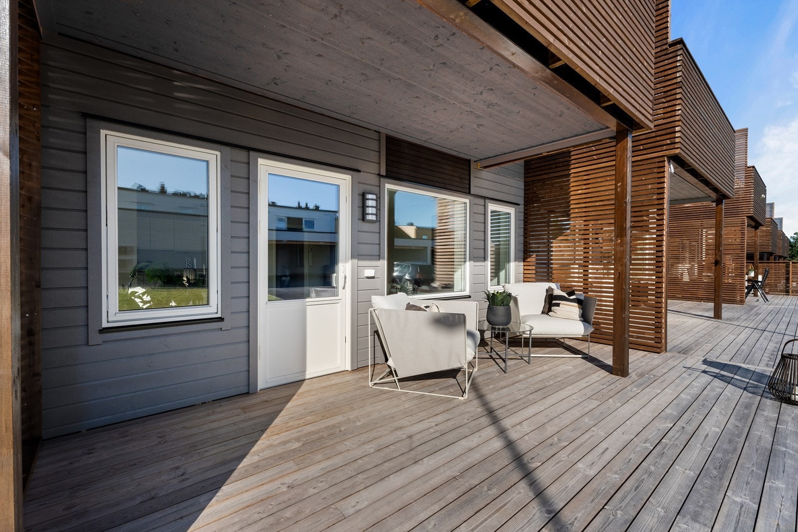 Delvis overbygget med god plass for ønsket møblement Galleribilde