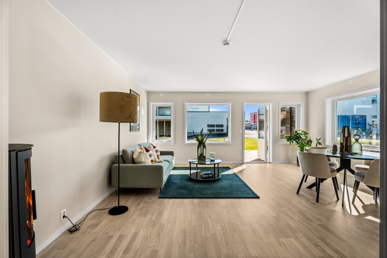 Flott sentrert vedovn for både hygge og god varme inn i hele rommet. Galleribilde